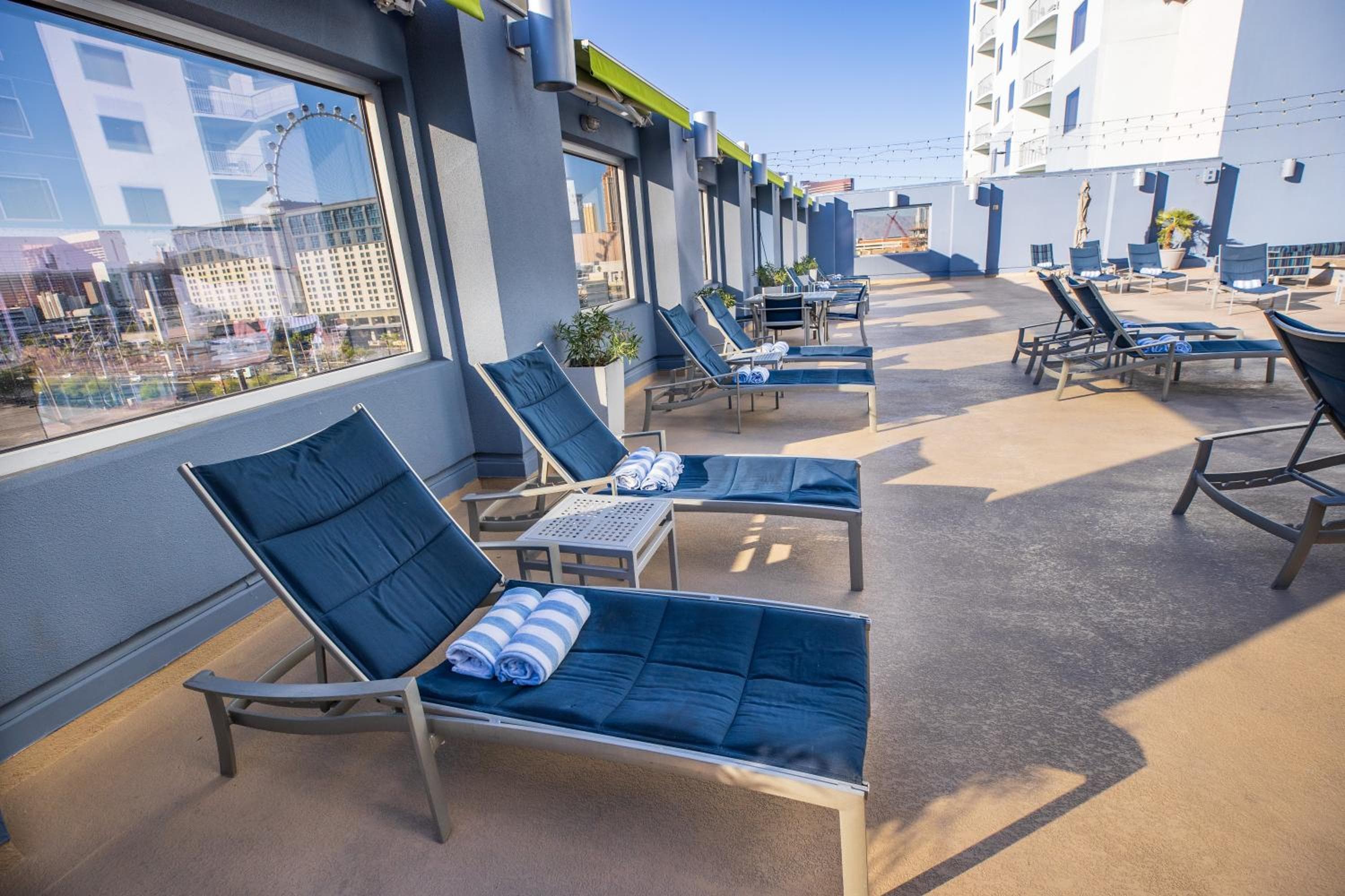 Suite Penthouse de 2100 pies cuadrados con vistas al Strip. GIMNASIO EN LA PISCINA — 7