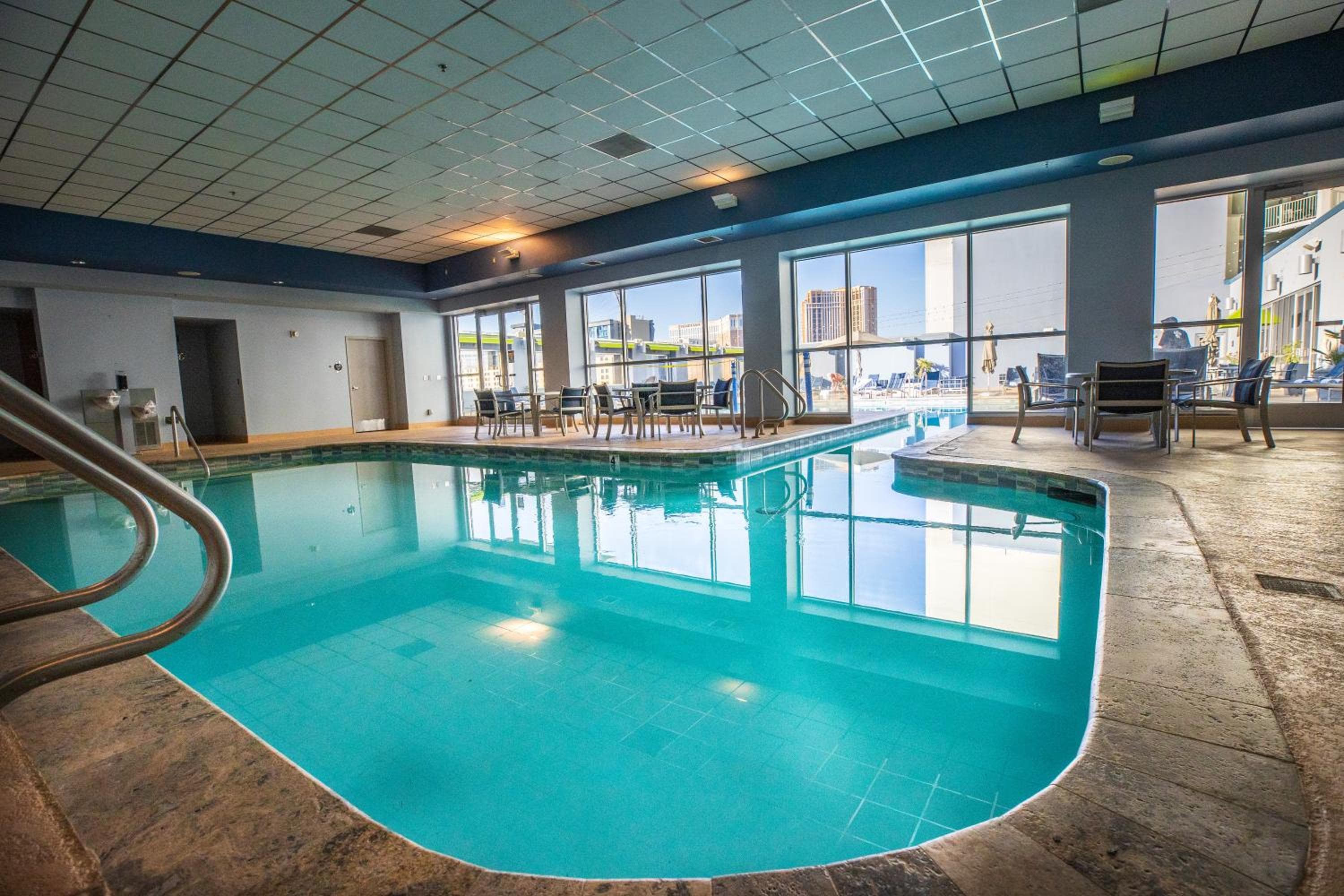Suite Penthouse de 2100 pies cuadrados con vistas al Strip. GIMNASIO EN LA PISCINA — 12