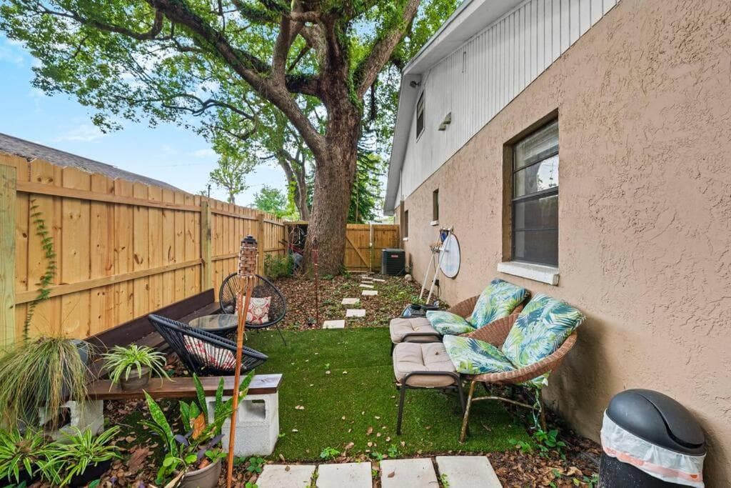 Zen Jungle House by Busch Gardens Sleeps 12 with Outdoor Games & Detached Play Space! — 2