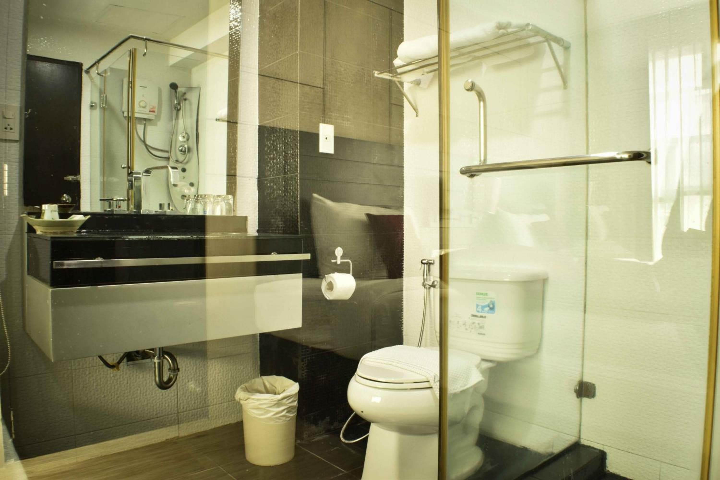 Boss Suites Nana Hotel — 10