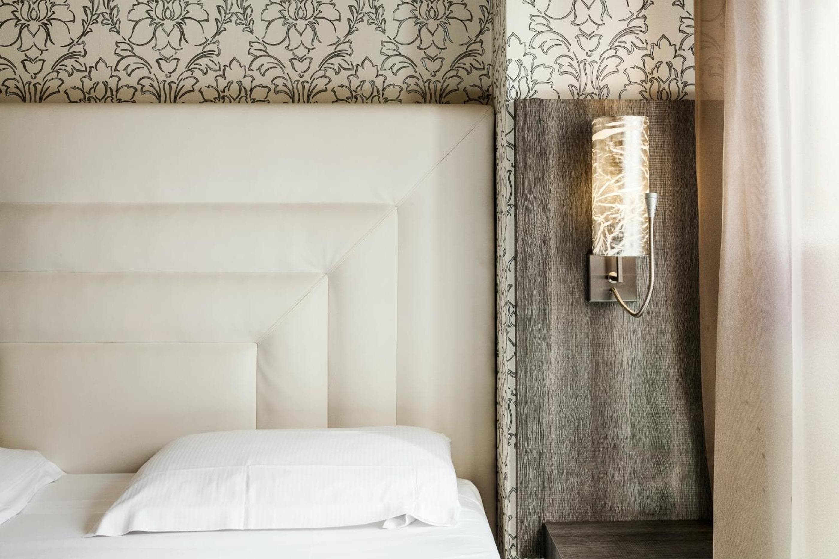 Hotel Des Étrangers — 23