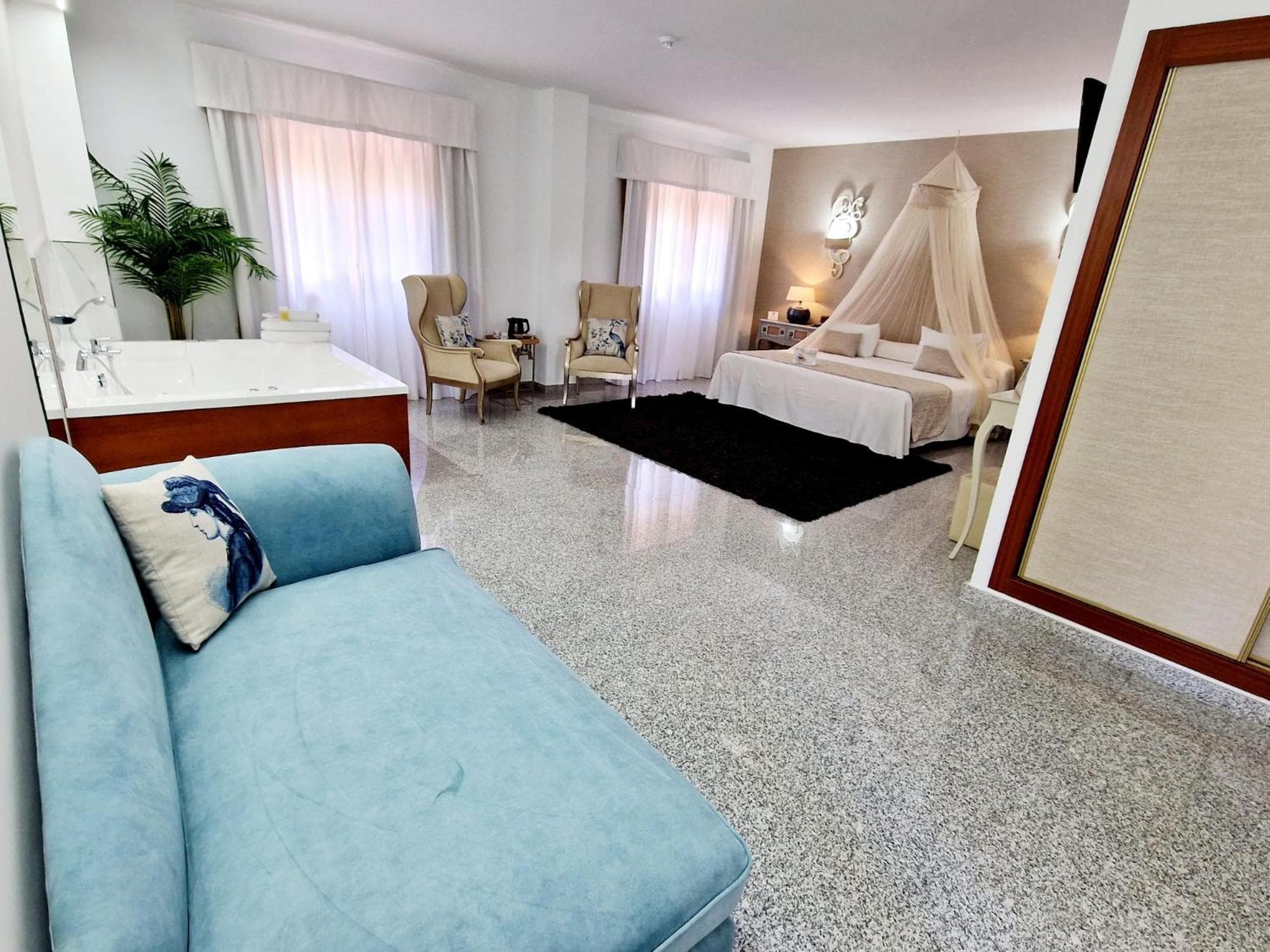 Hotel Plaza Del Castillo — 22
