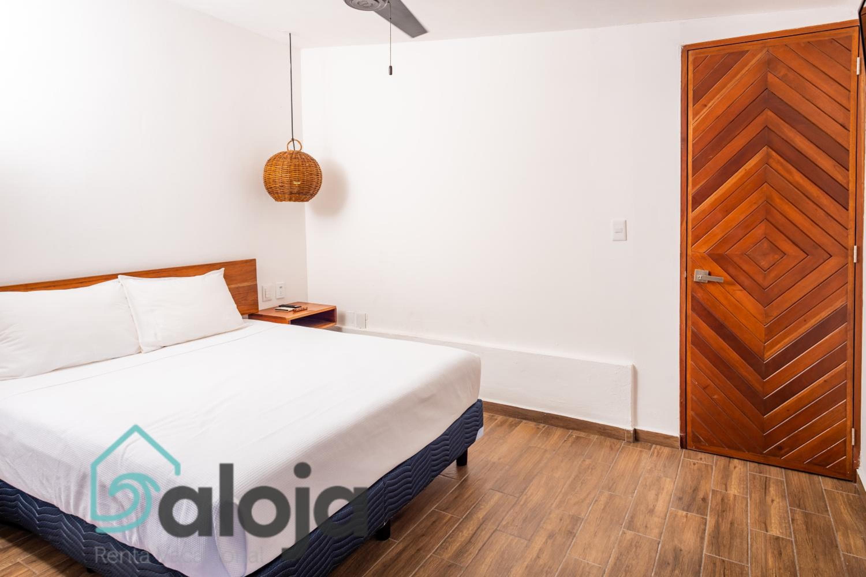 VIca Guest House Cancun - By Aloja RV — 5