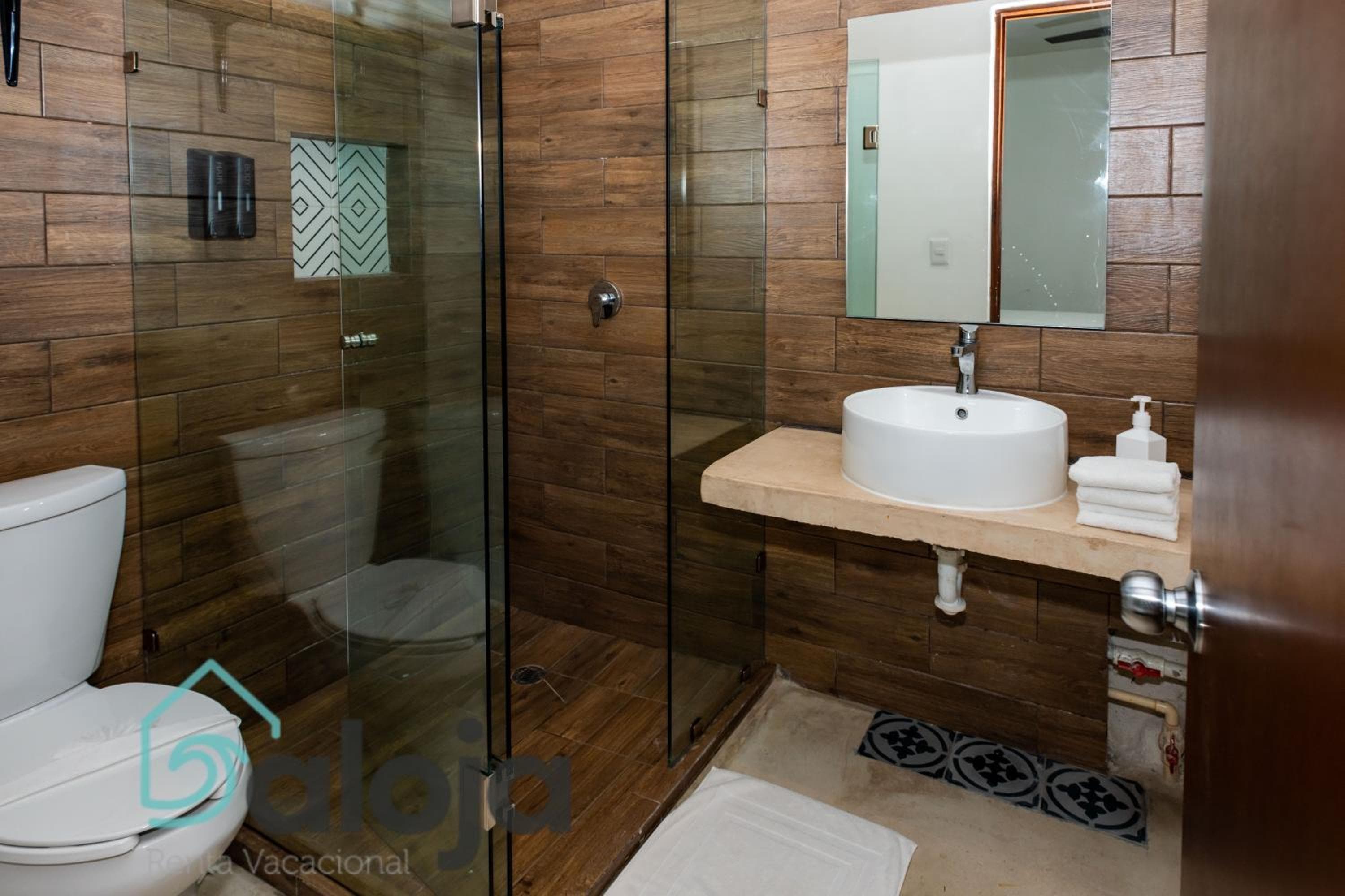 VIca Guest House Cancun - By Aloja RV — 10