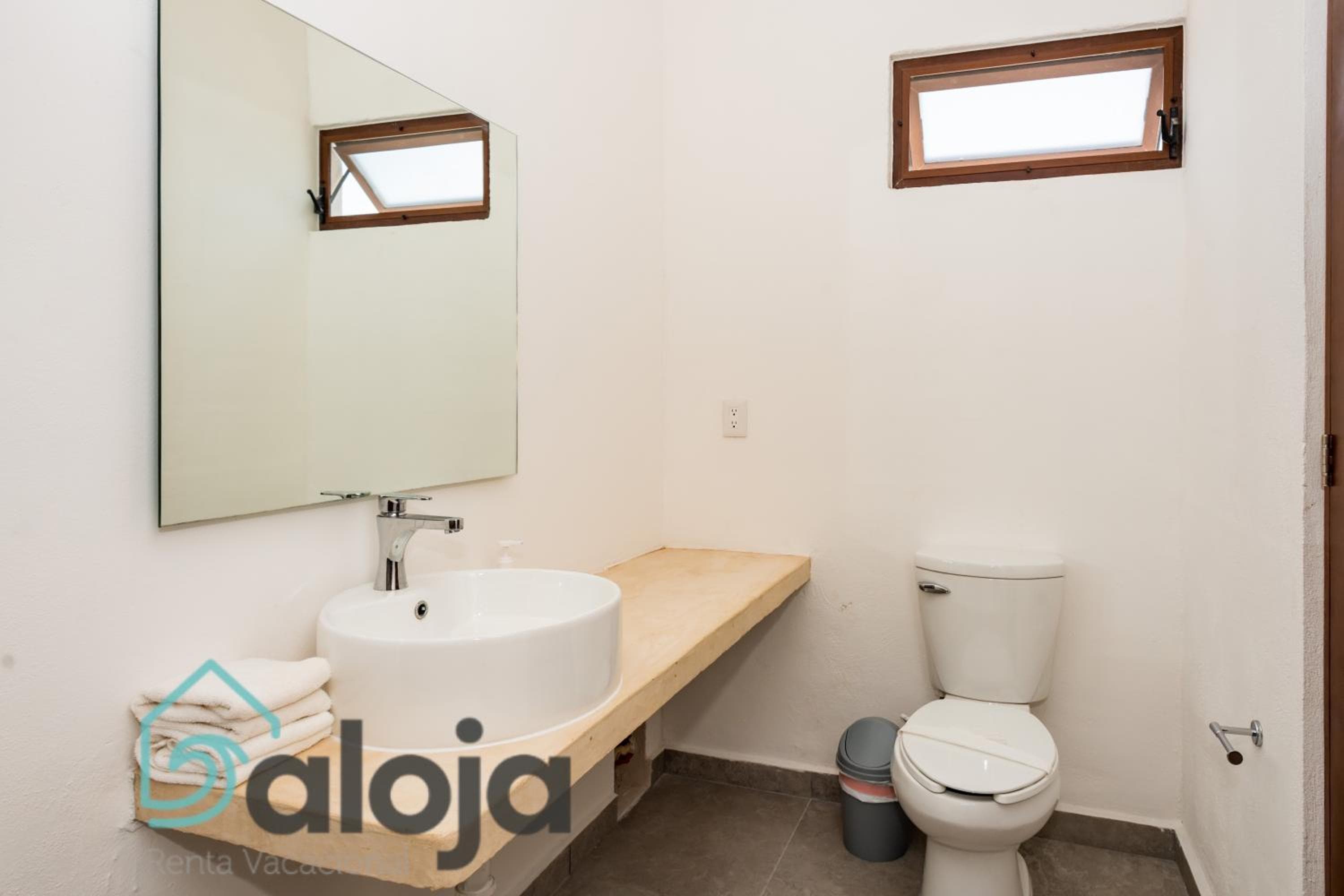 VIca Guest House Cancun - By Aloja RV — 2