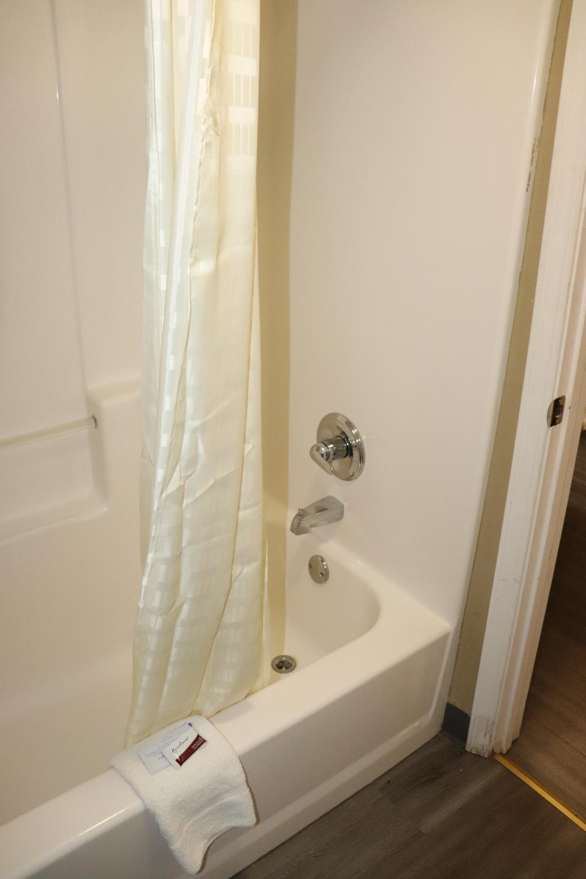 Deluxe Inn & Suites By OYO Miami OK — 16