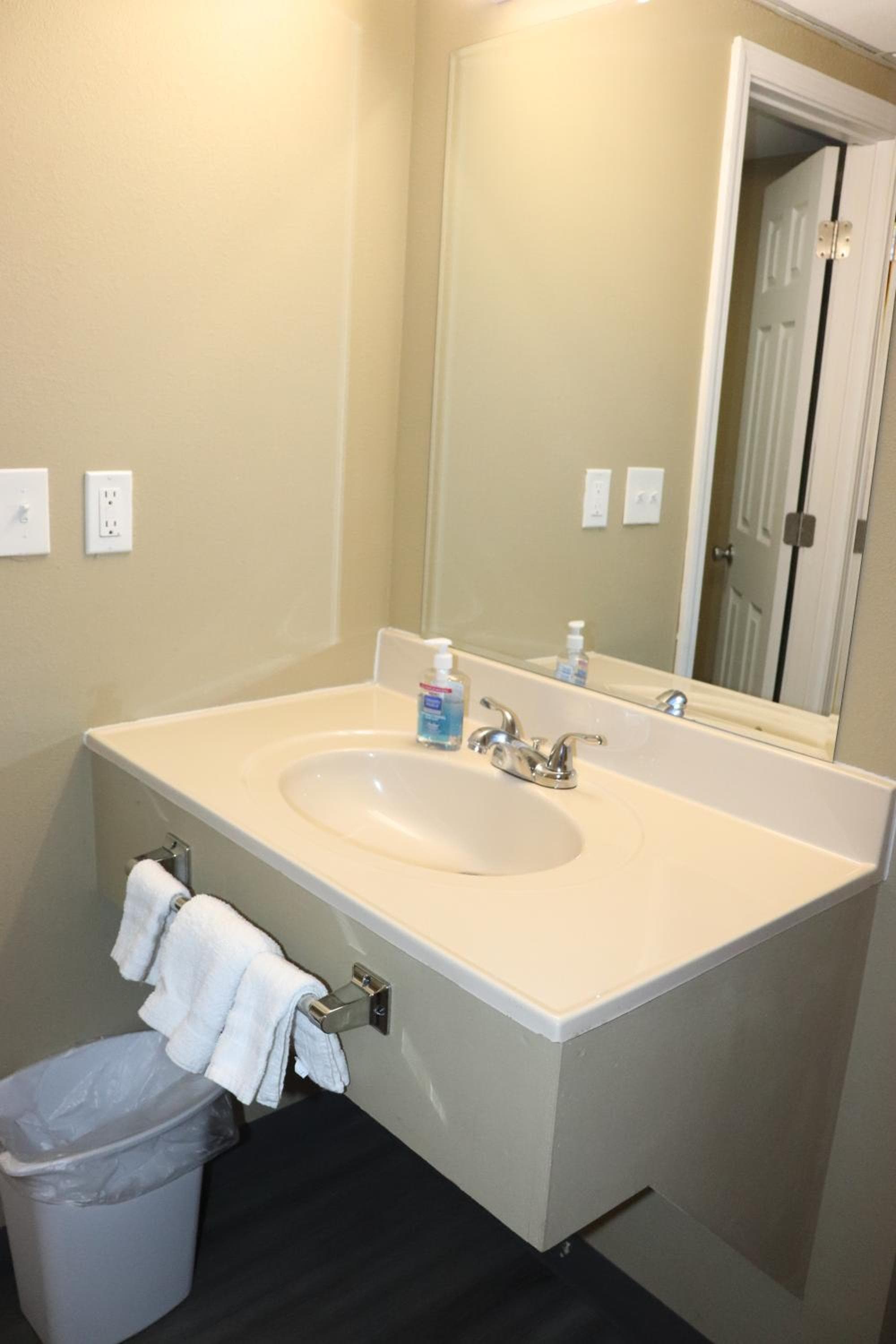 Deluxe Inn & Suites By OYO Miami OK — 11