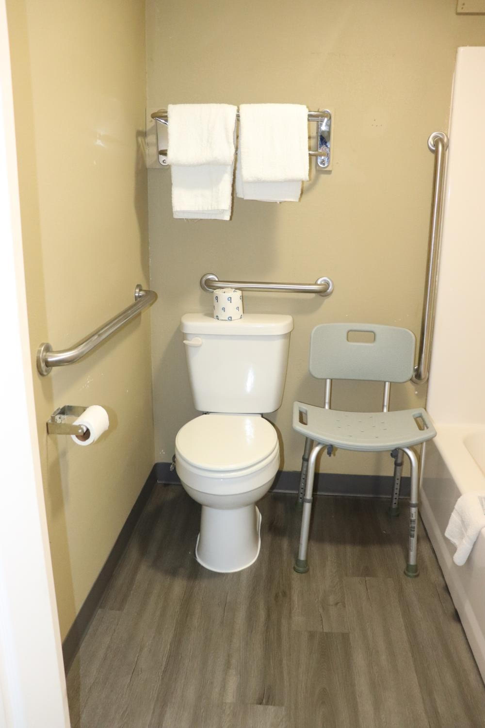 Deluxe Inn & Suites By OYO Miami OK — 2