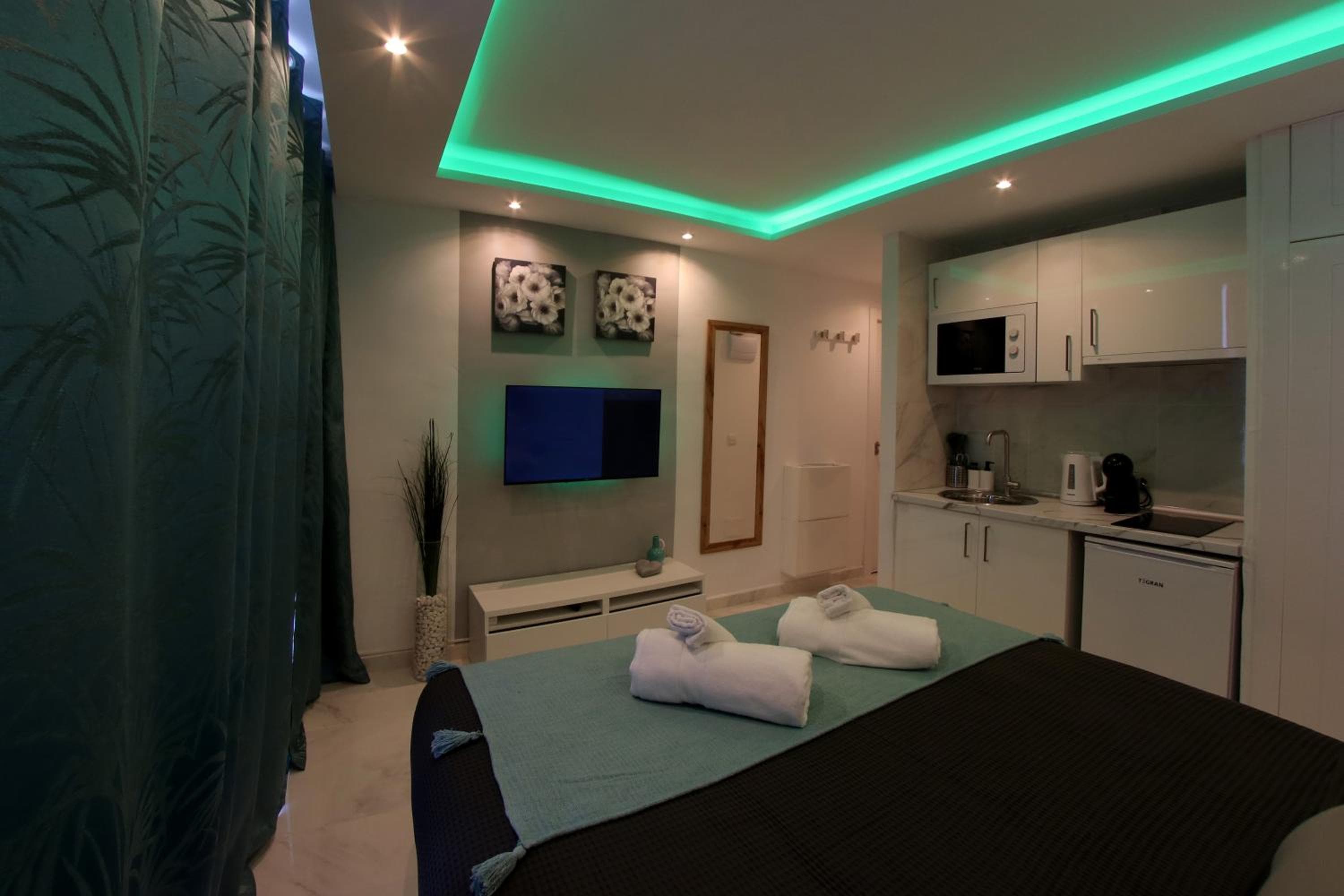 Modern Studio with a Sea View and Pool Access Ponderosa 801 — 3