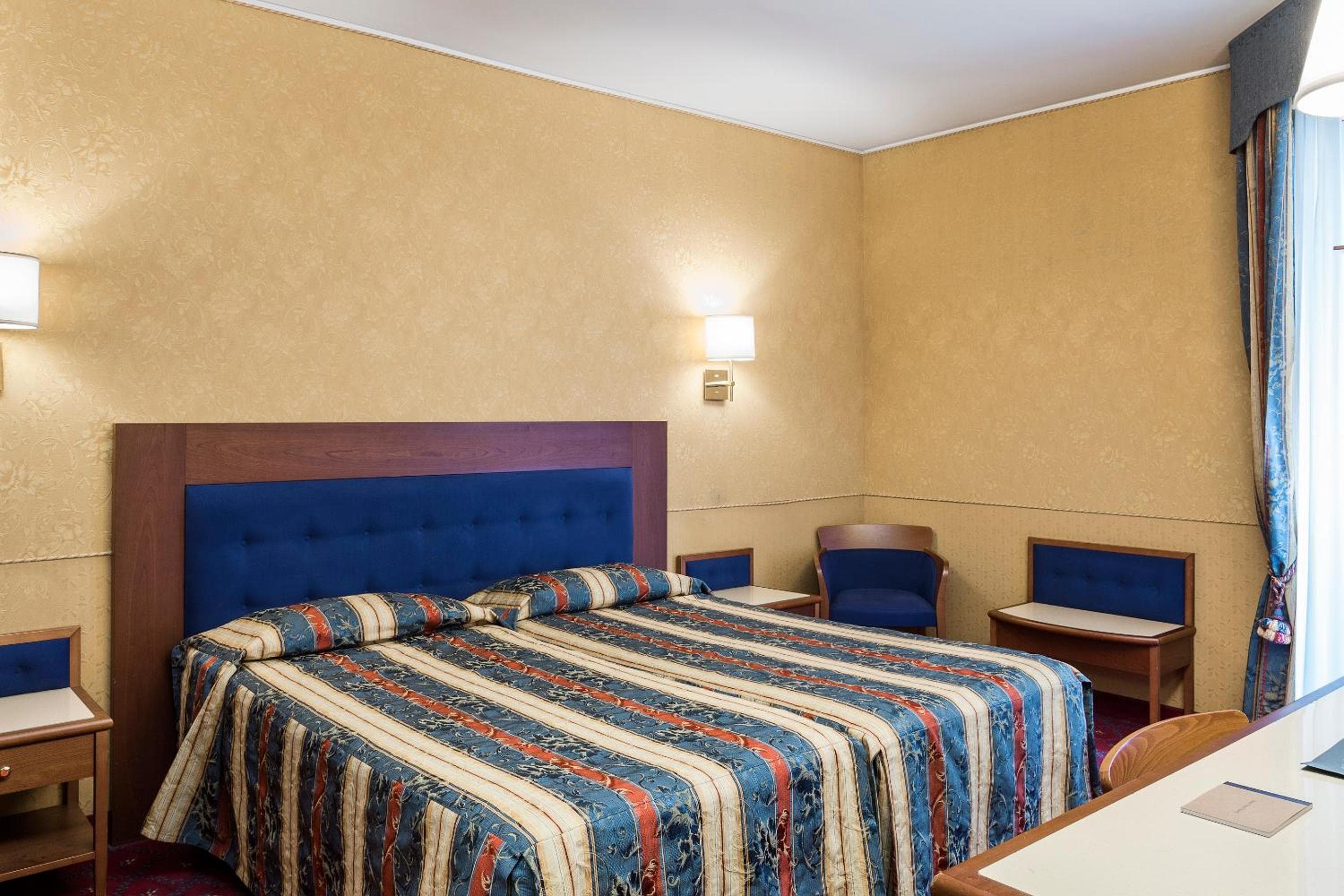 Hotel Des Étrangers — 11