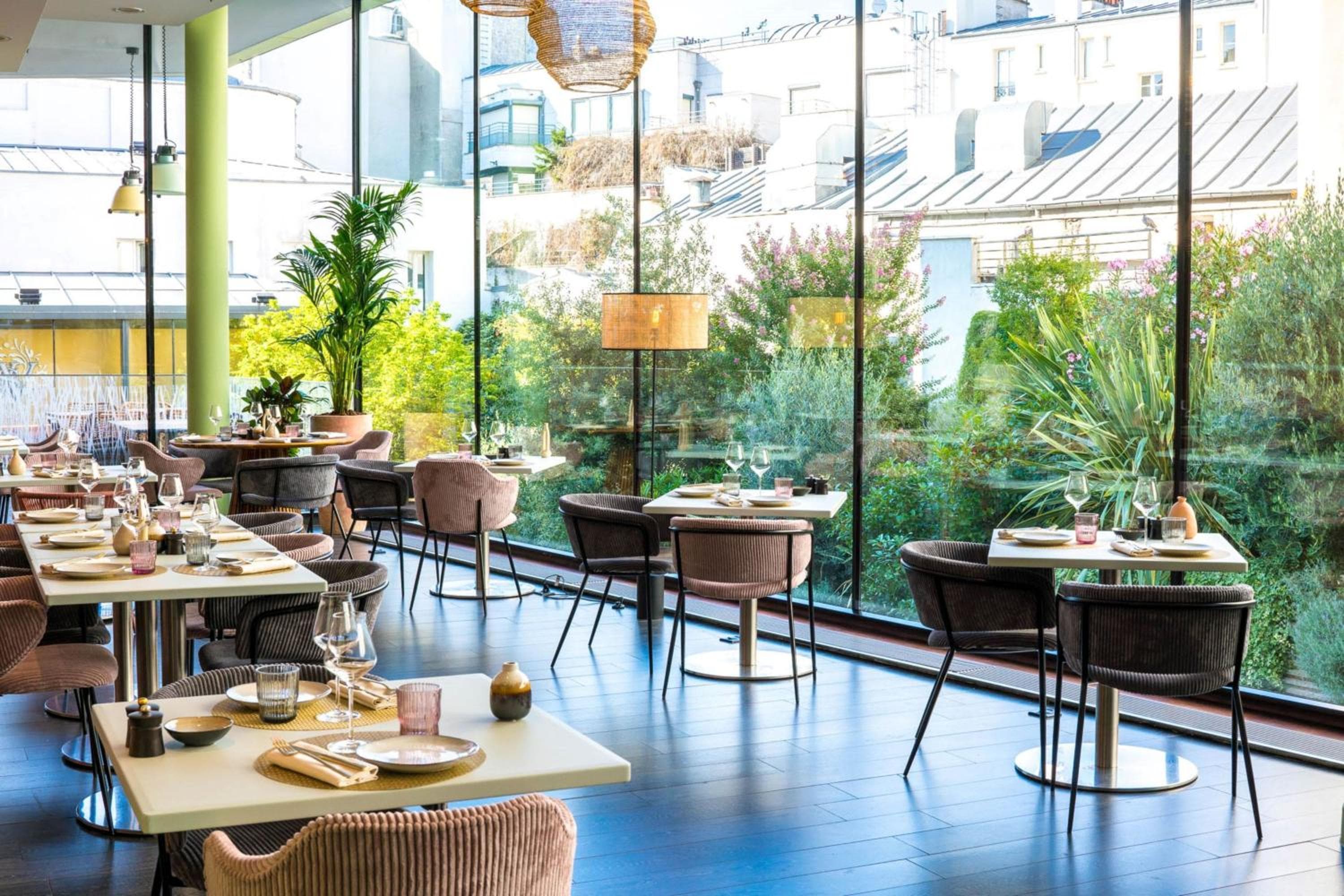 Renaissance Paris Arc de Triomphe Hotel — 10