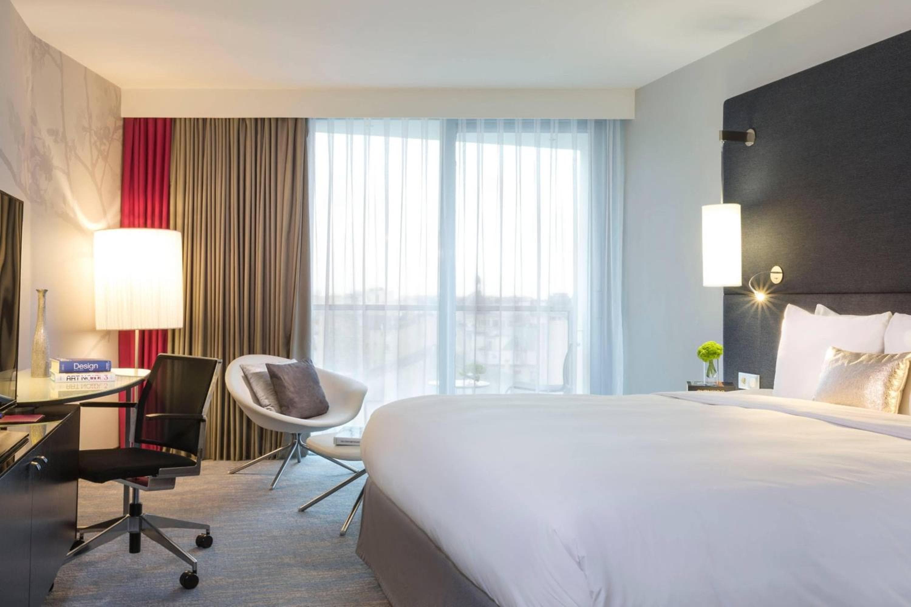 Renaissance Paris Arc de Triomphe Hotel — 14