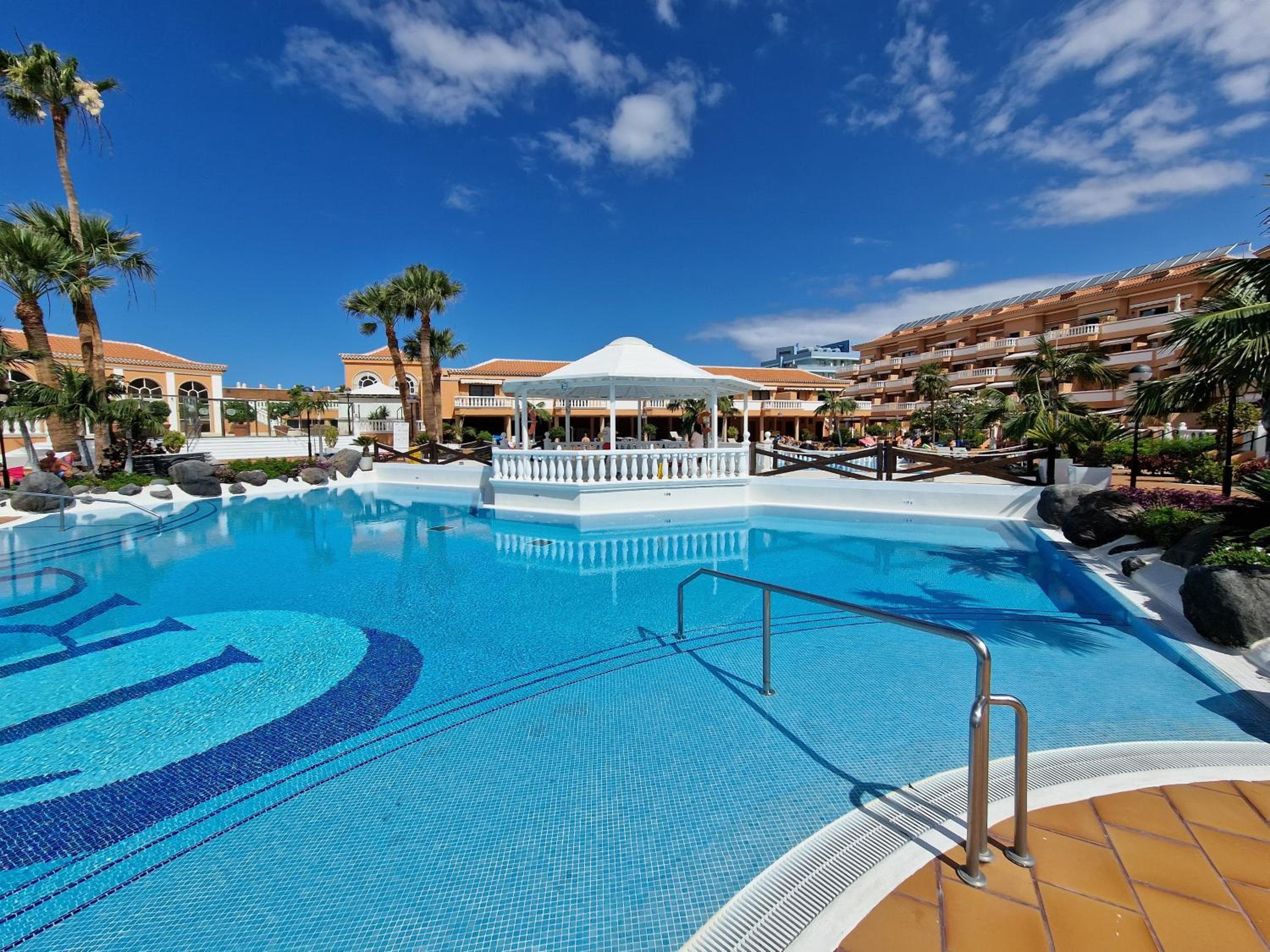 Apartment Playa Las Vistas 2 with breathtaking sea view, only 100 m to the sea, heated pool, aircondition for a fee, wifi — 1