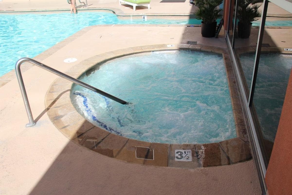 Las Vegas Getaway Ultimate Suite con una camera da letto, balcone, cucina, palestra, piscina e parcheggio gratuito — 3