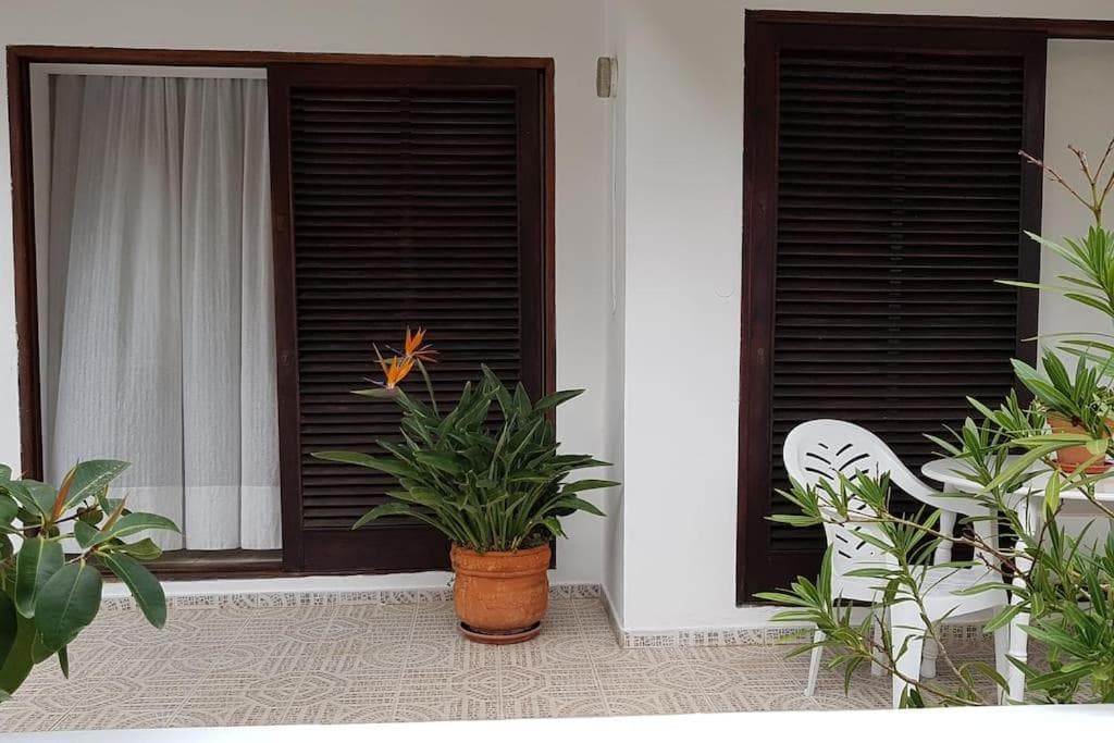 Apartamento Luminoso con Patio y Jardín — 3