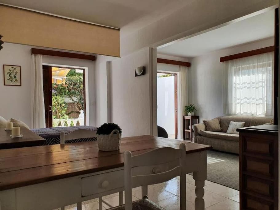 Apartamento Luminoso con Patio y Jardín — 4