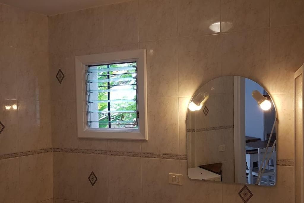 Apartamento Luminoso con Patio y Jardín — 2