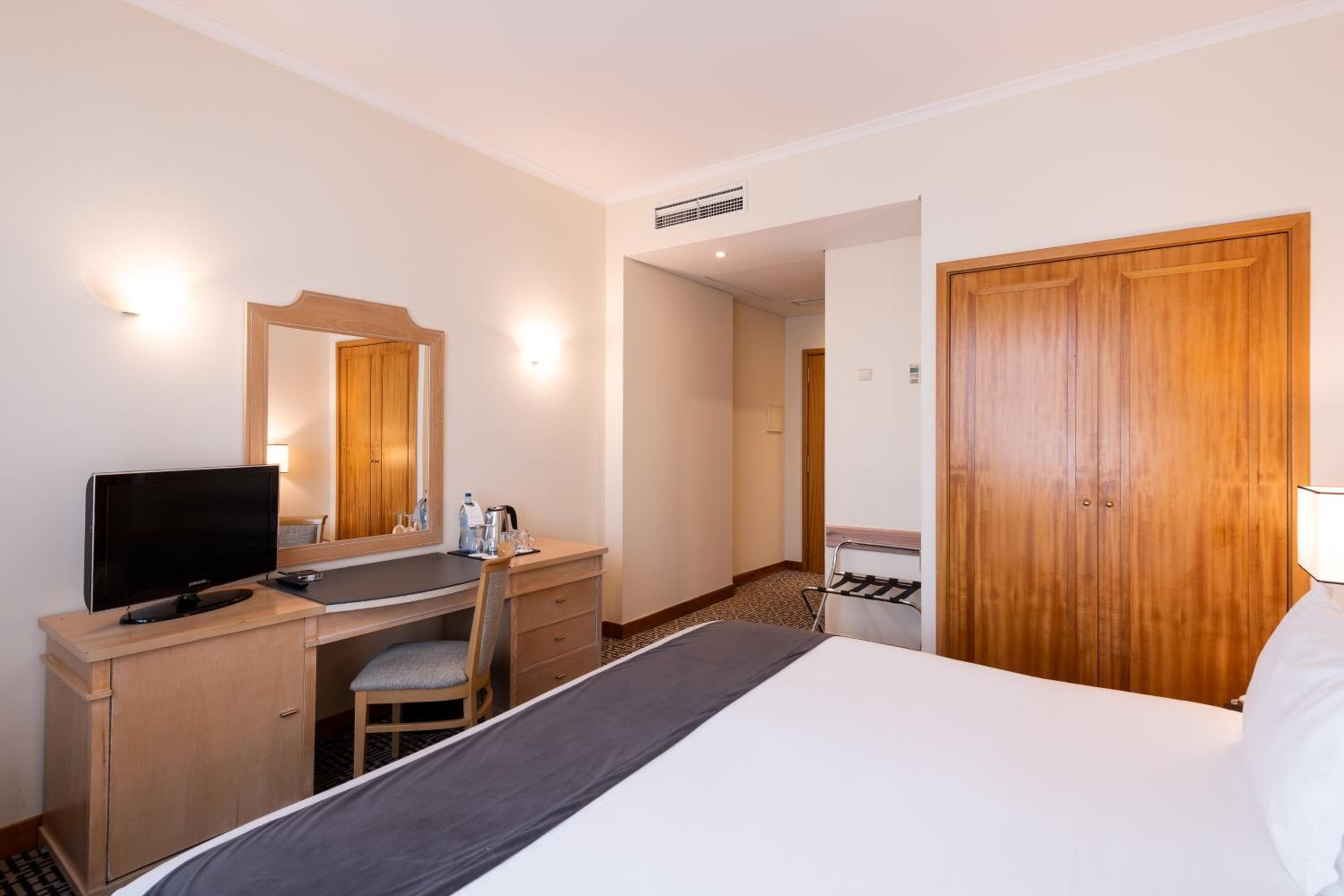 Hotel Mundial — 17