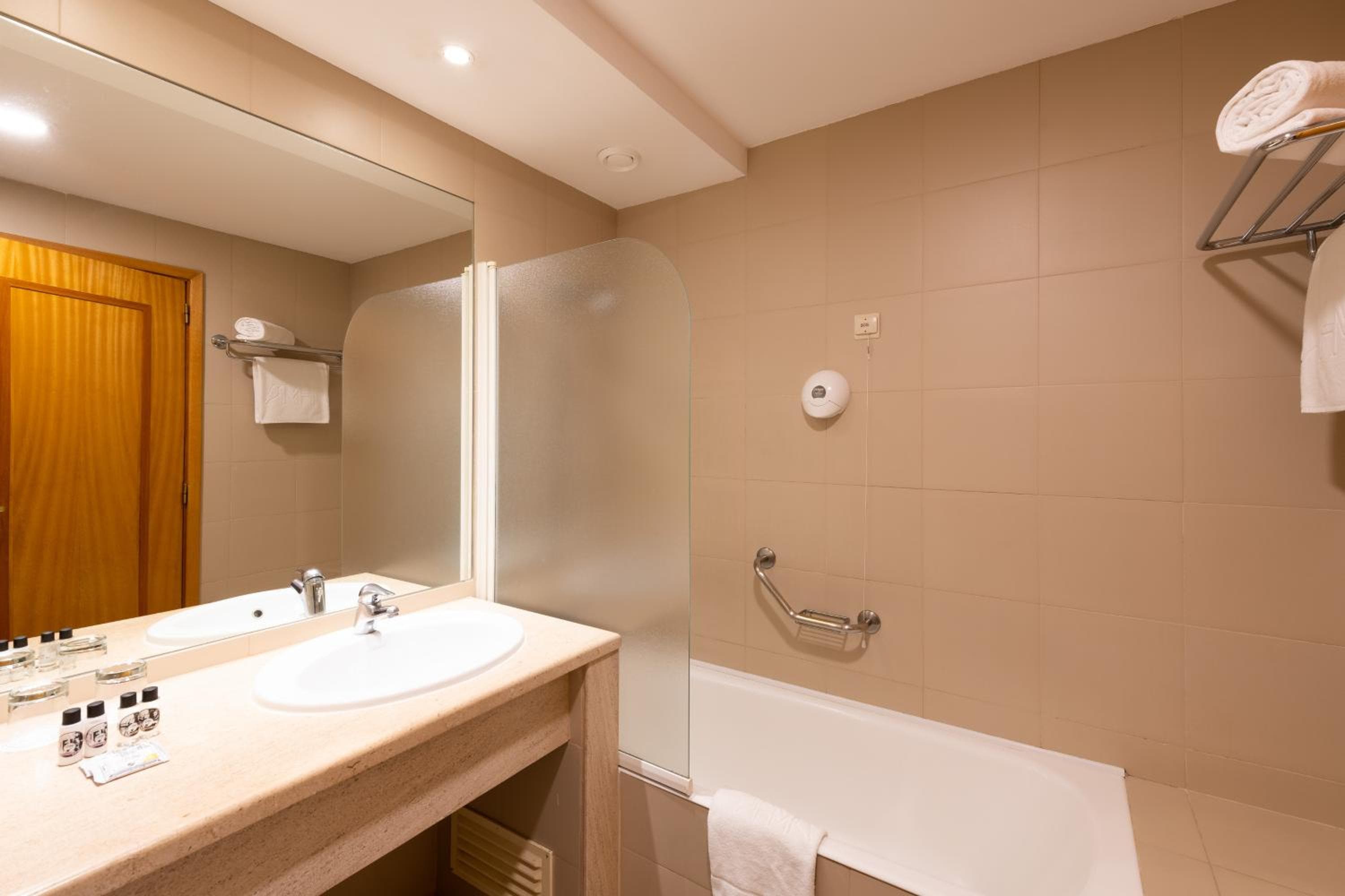 Hotel Mundial — 19