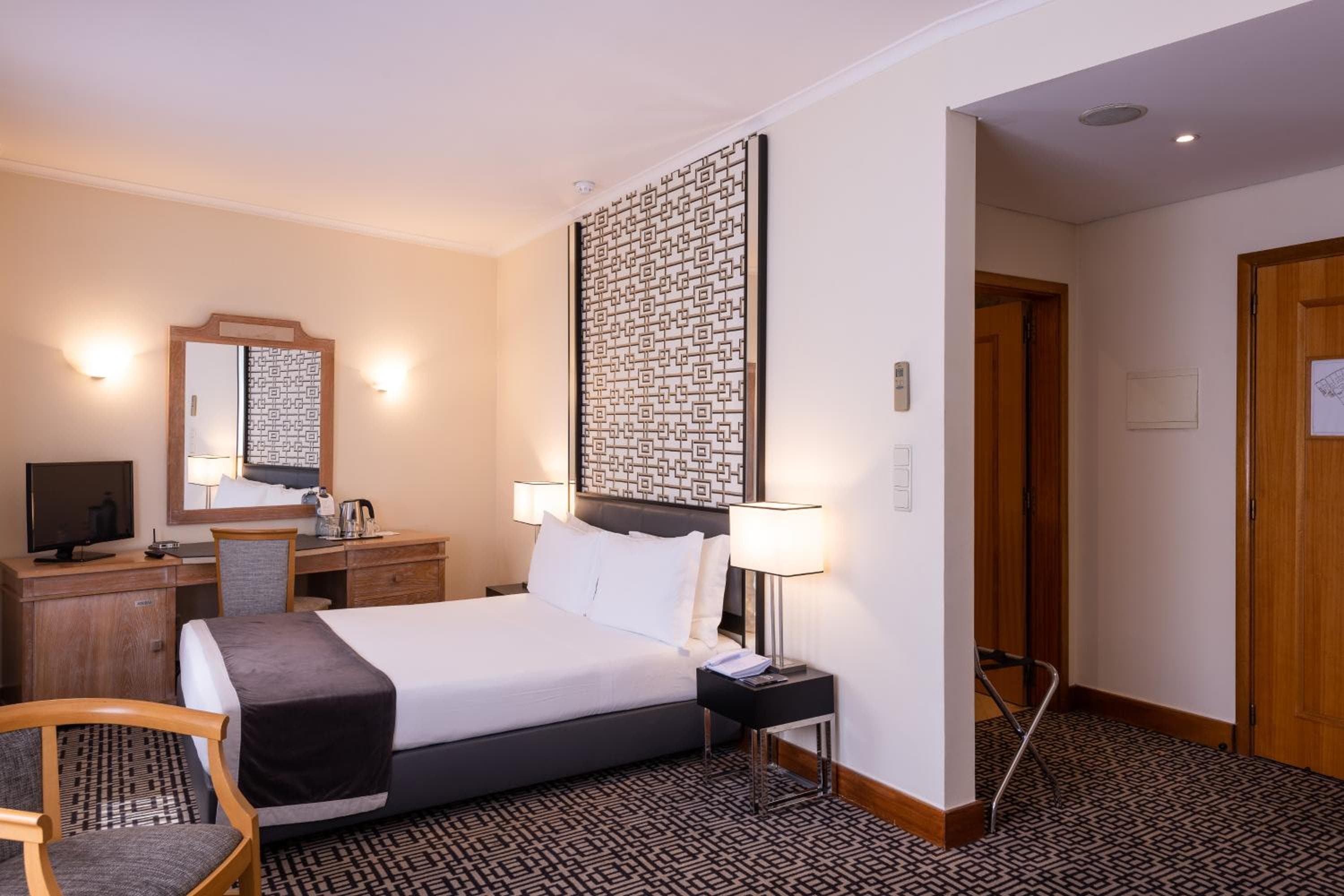 Hotel Mundial — 11