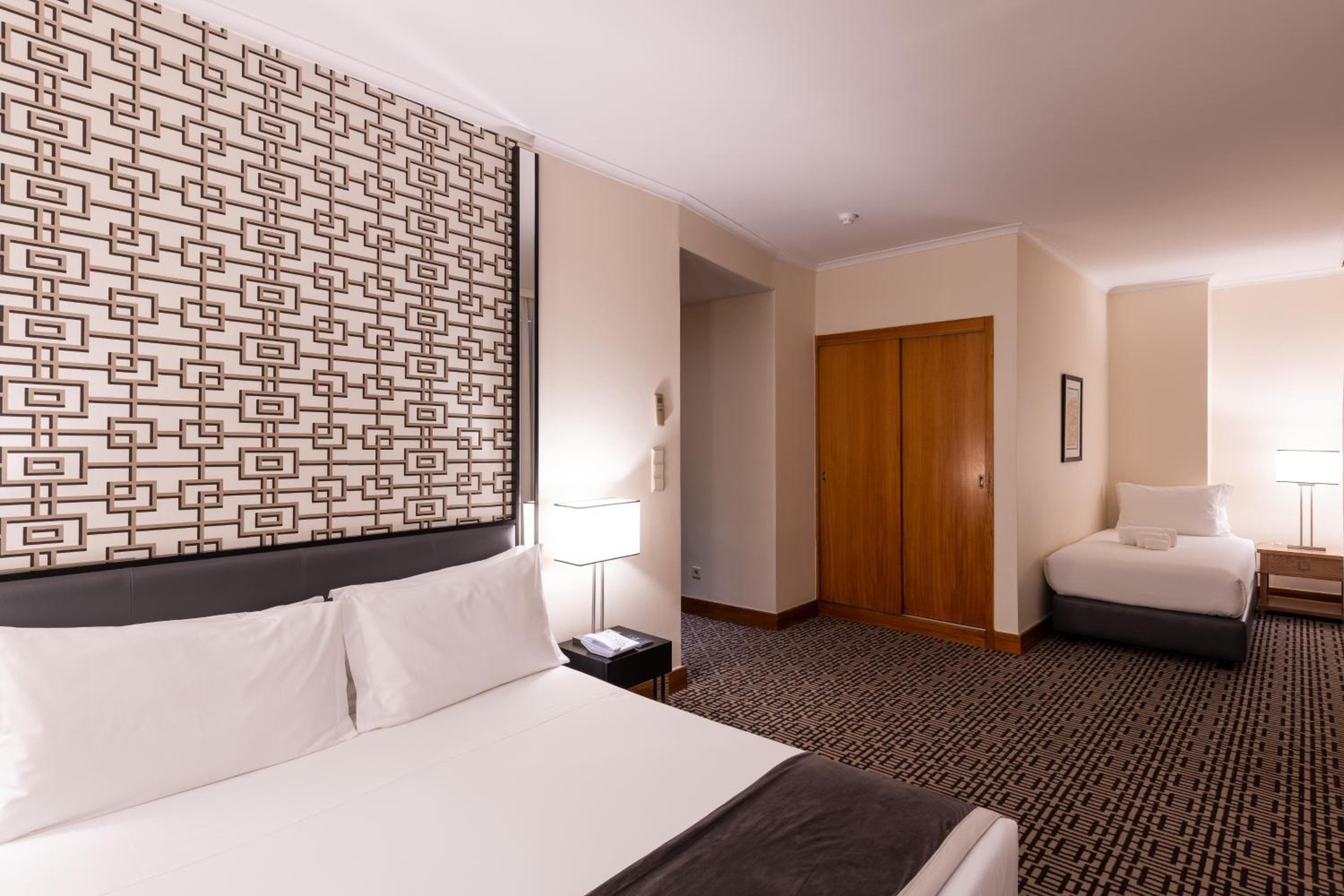 Hotel Mundial — 12