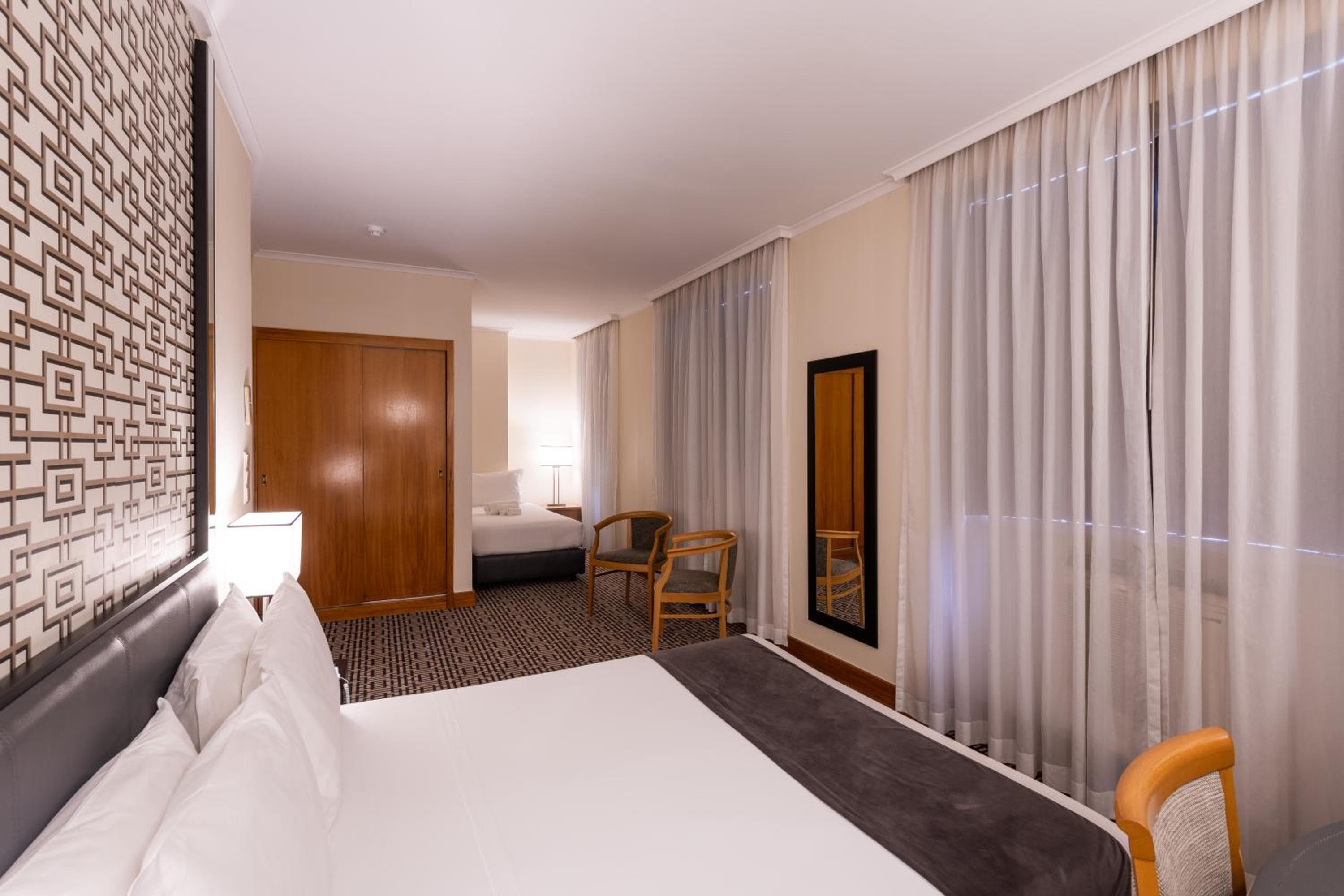 Hotel Mundial — 13