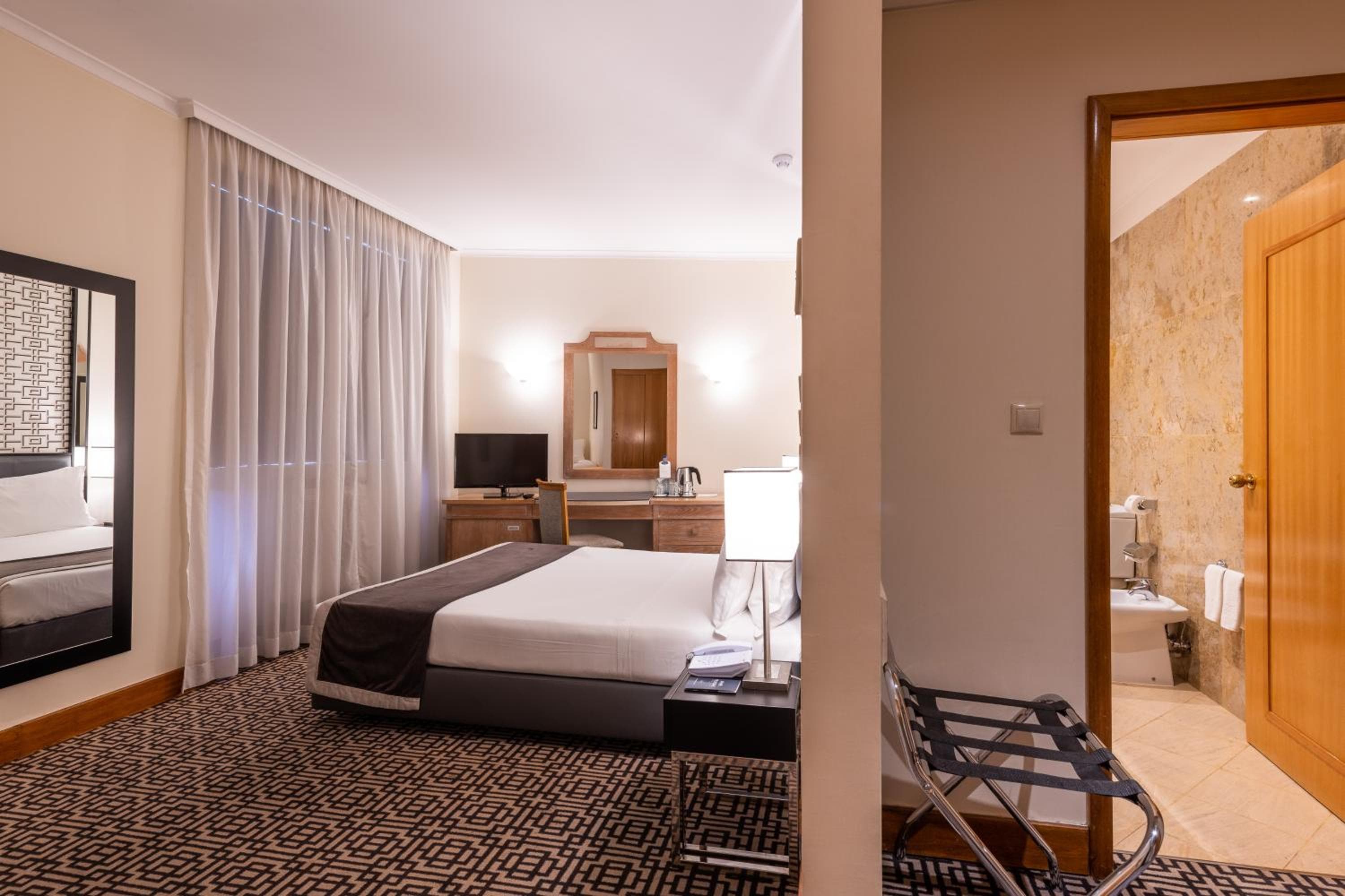 Hotel Mundial — 14