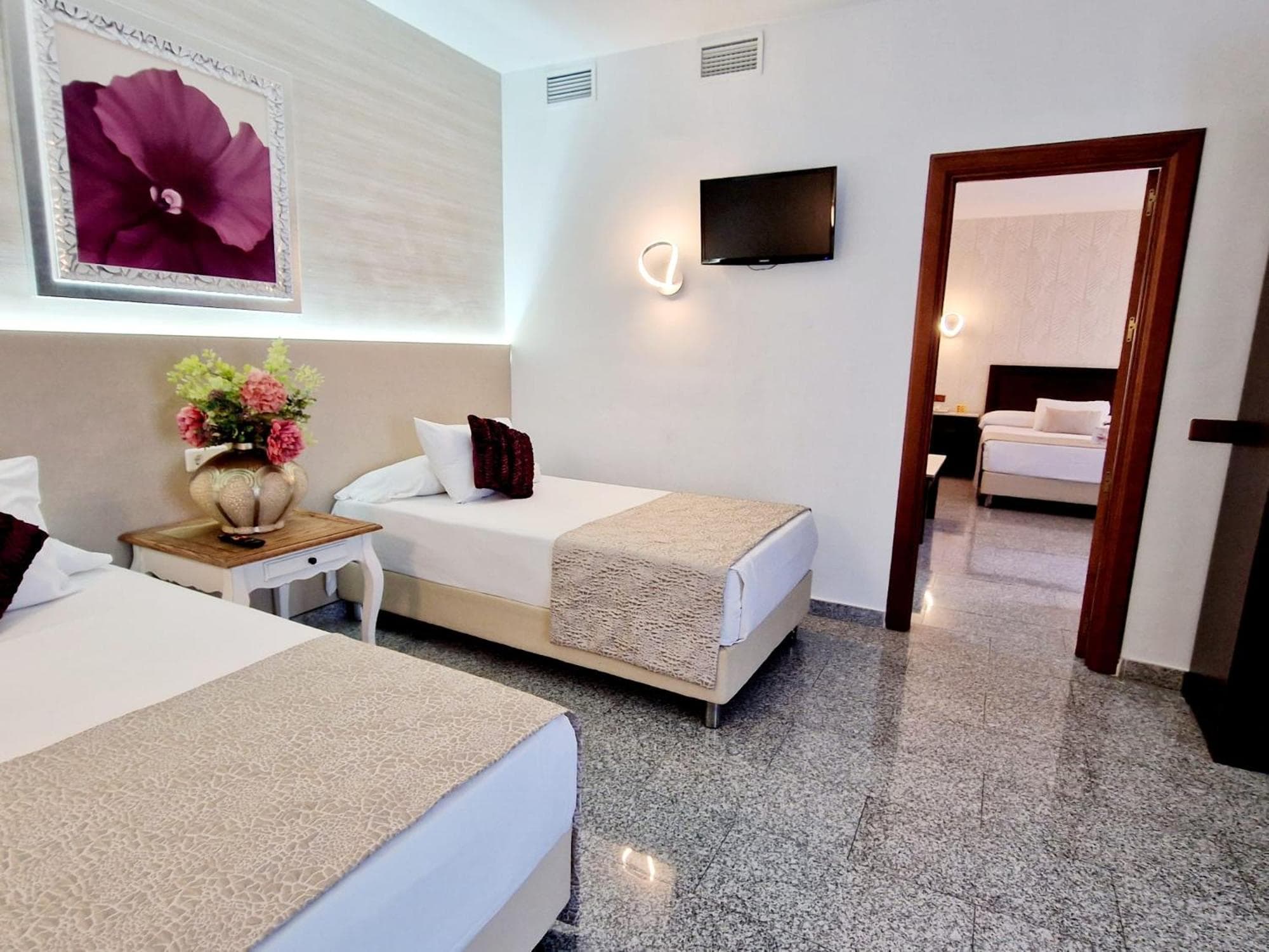 Hotel Plaza Del Castillo — 17