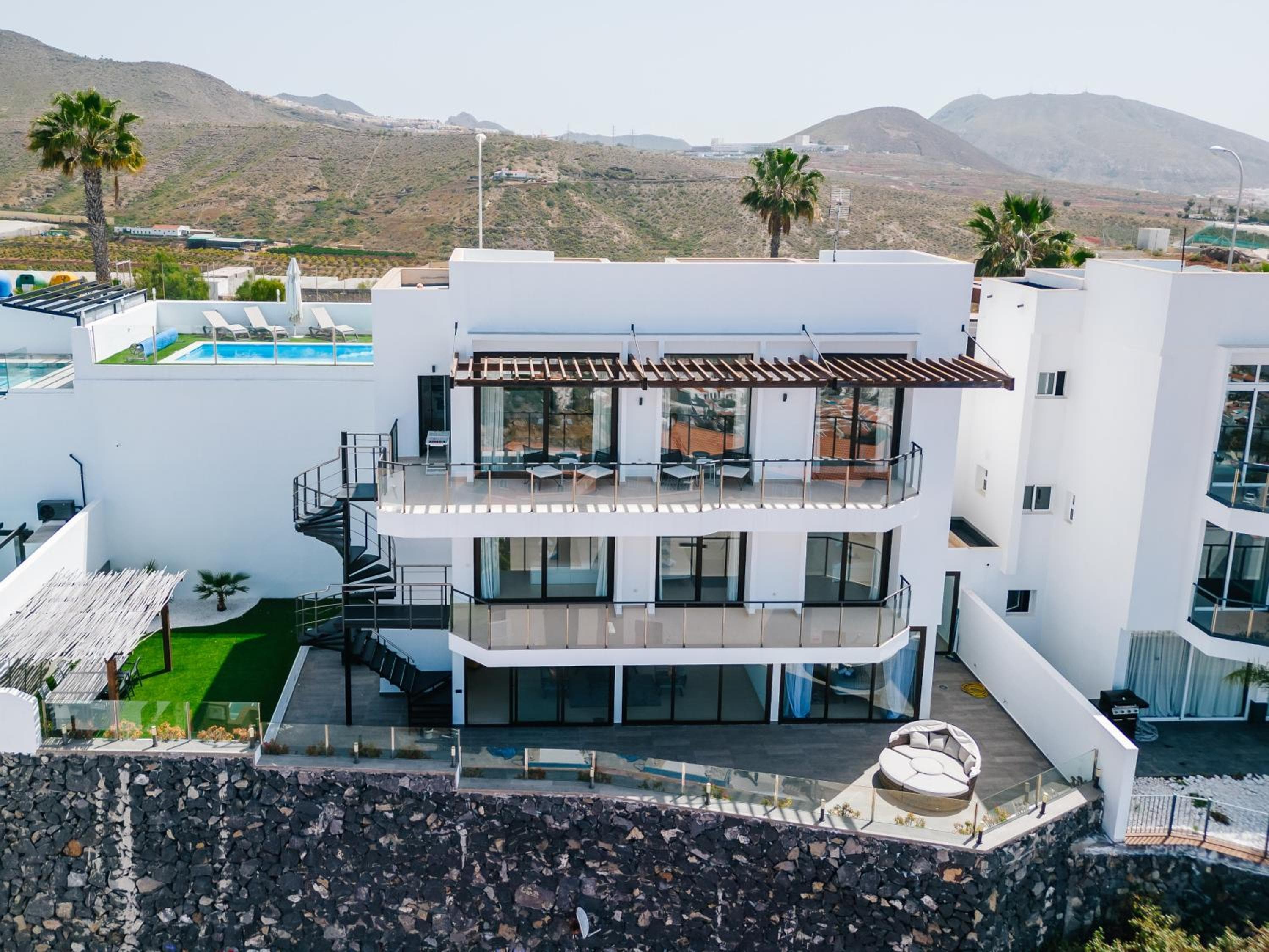 Sunset White Villa - Ocean view, Jakuzzi, Heated Pool, Air-conditioning, Grill — 3