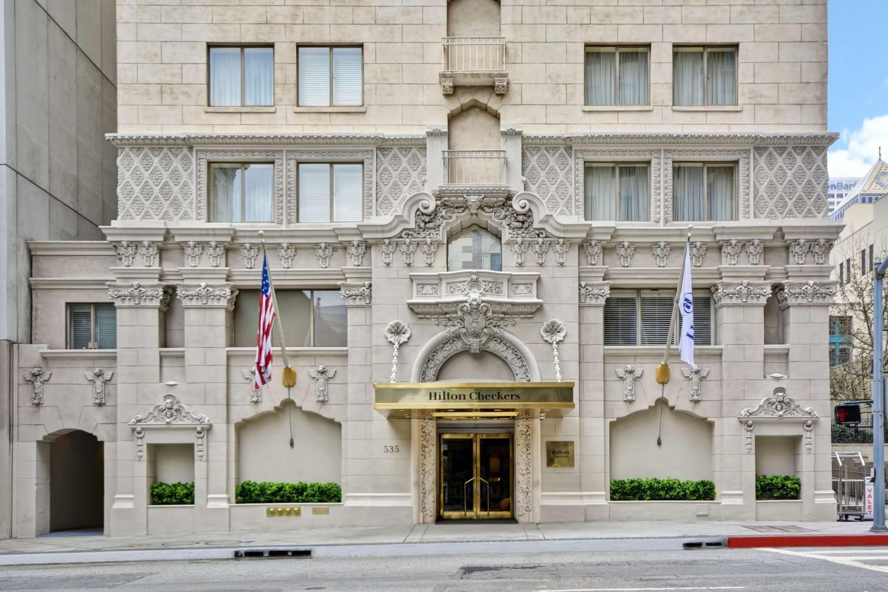 Hilton Dama di Los Angeles — 1