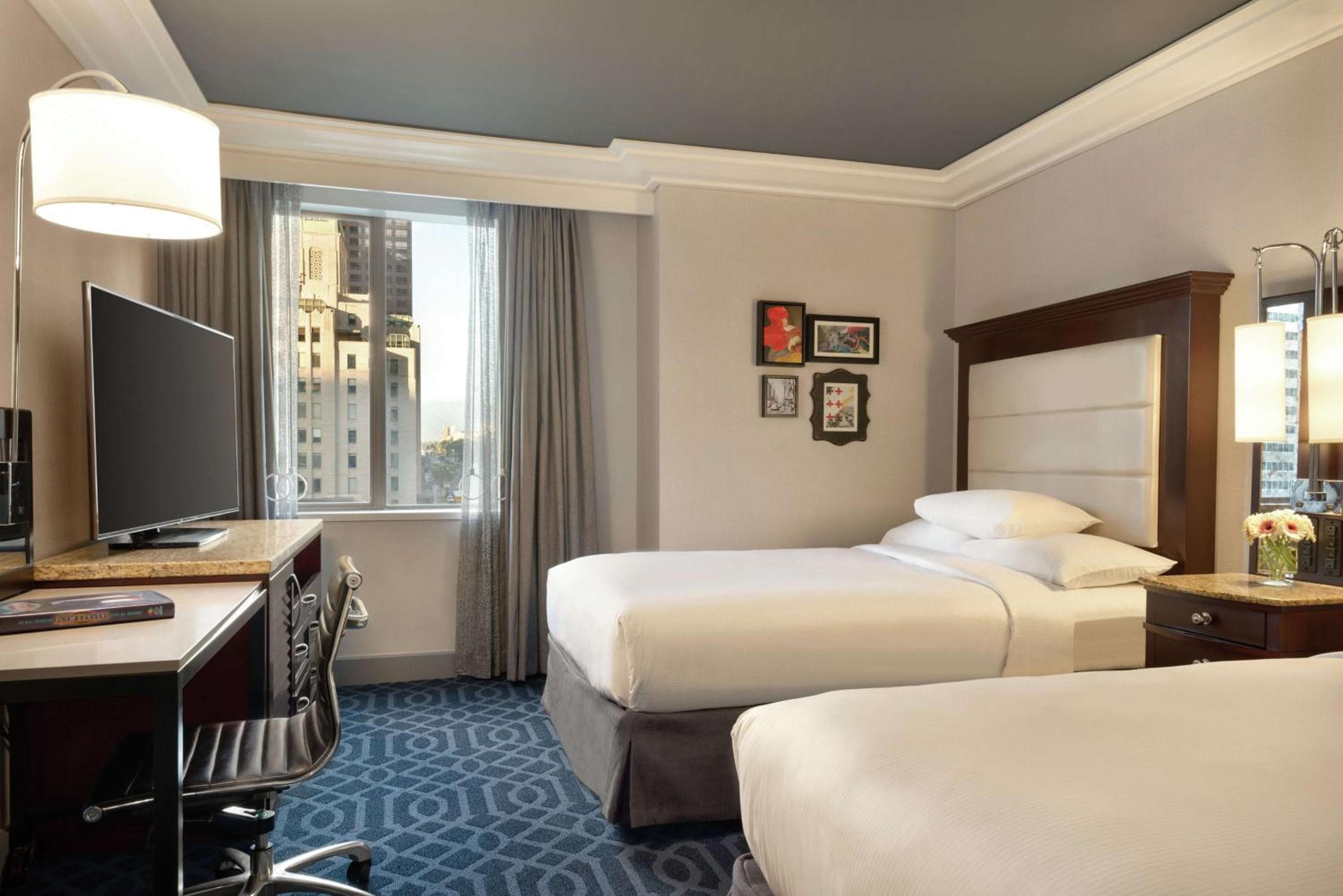 Hilton Dama di Los Angeles — 25