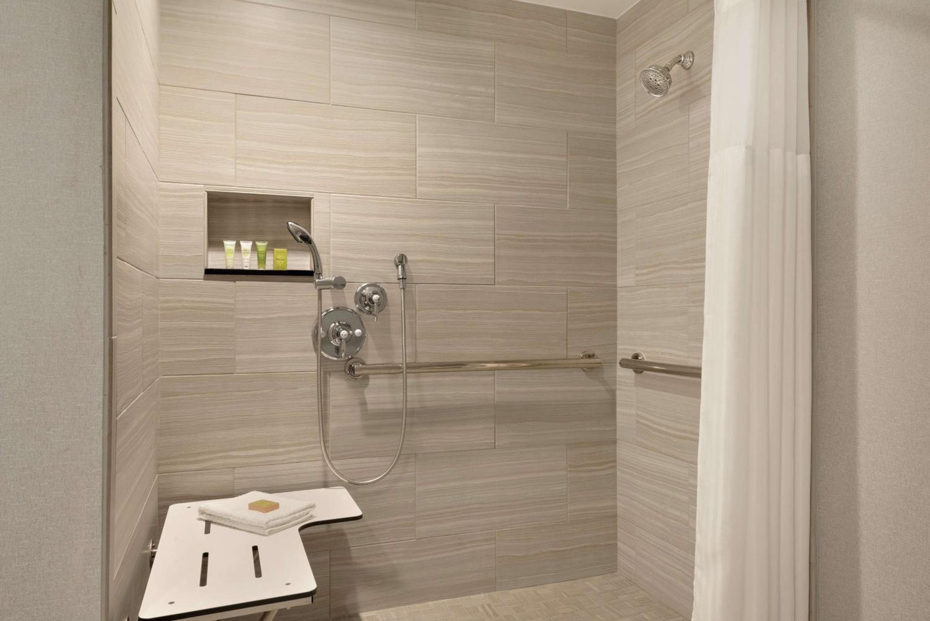 Hilton Dama di Los Angeles — 27