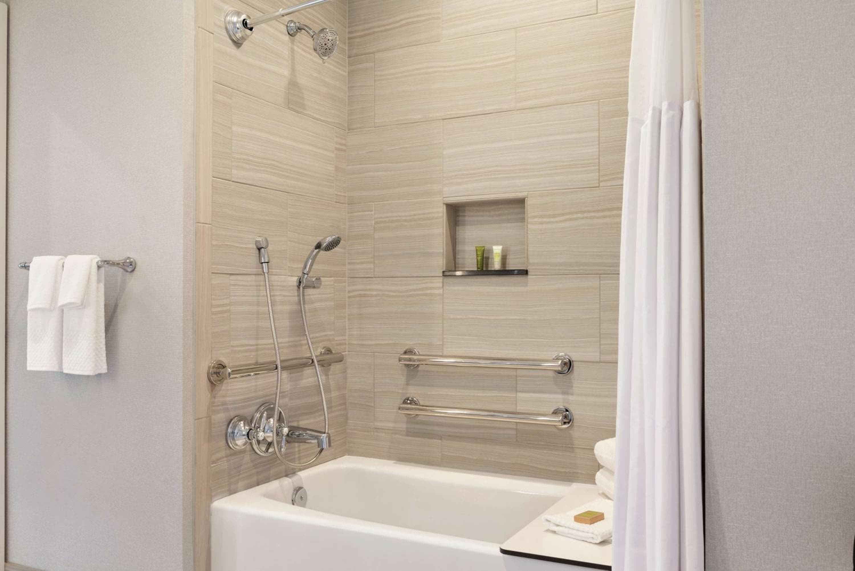 Hilton Dama di Los Angeles — 28