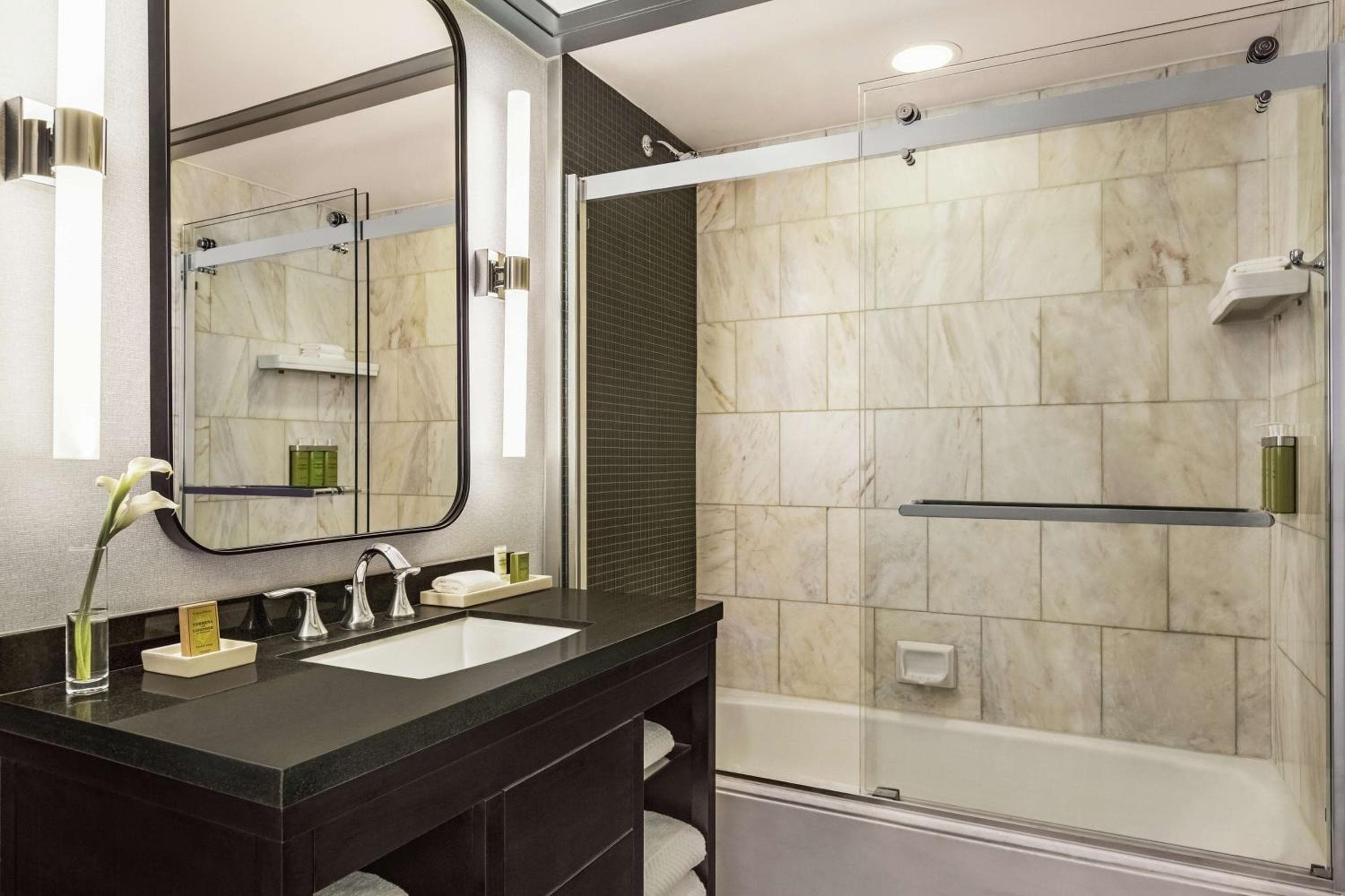 Hilton Checkers Los Angeles — 14