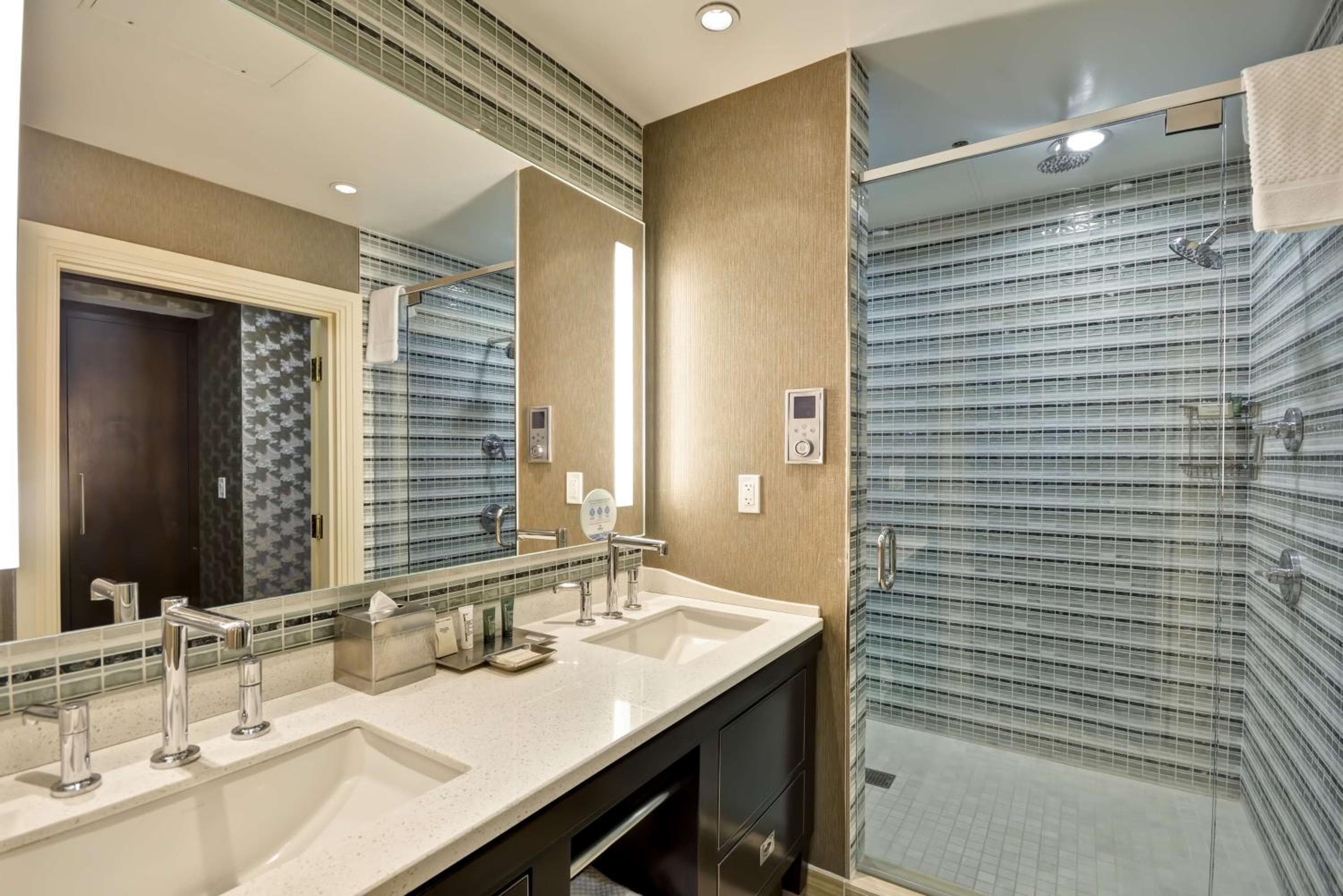 Hilton Checkers Los Angeles — 2