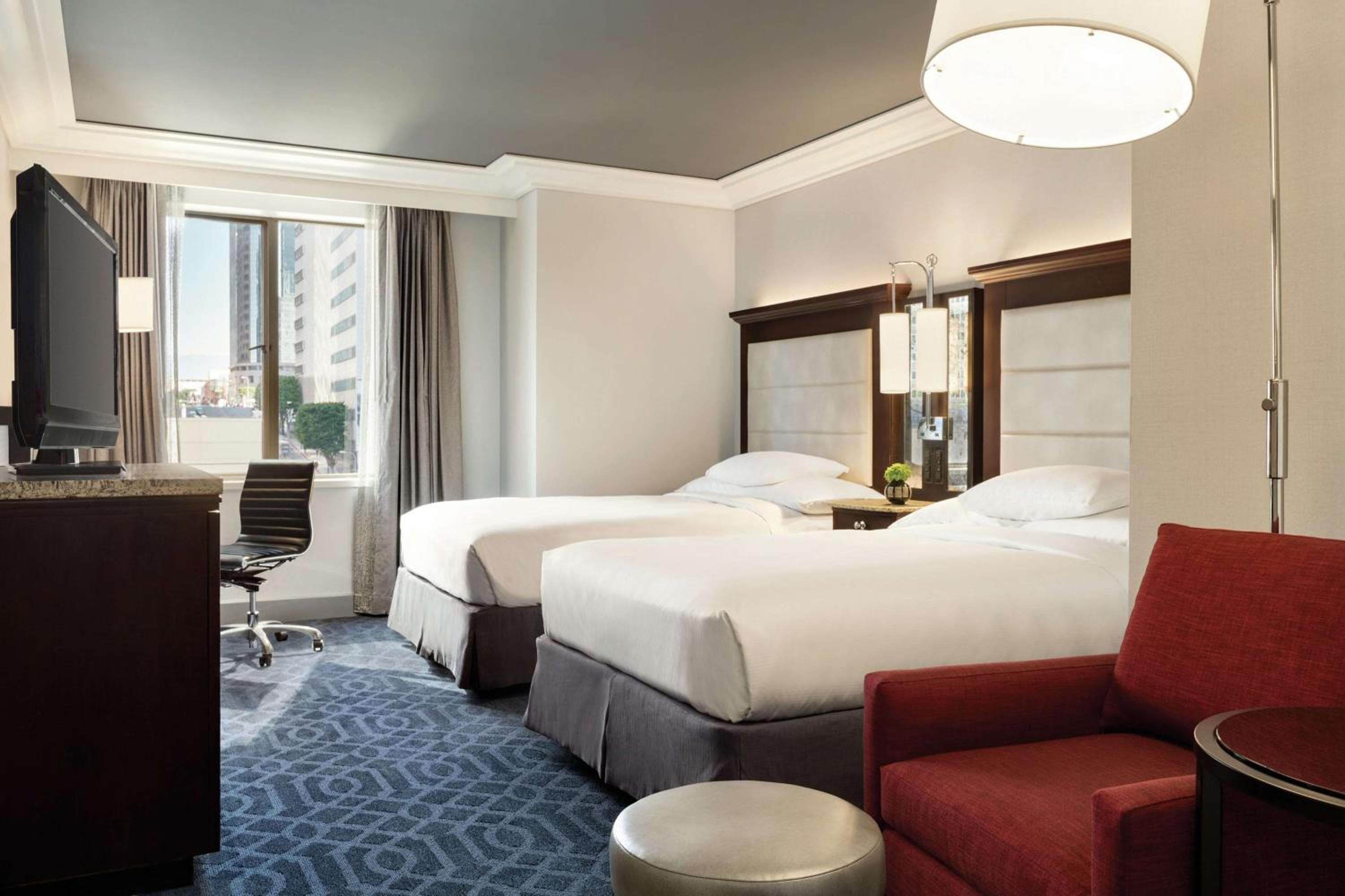 Hilton Dama di Los Angeles — 11