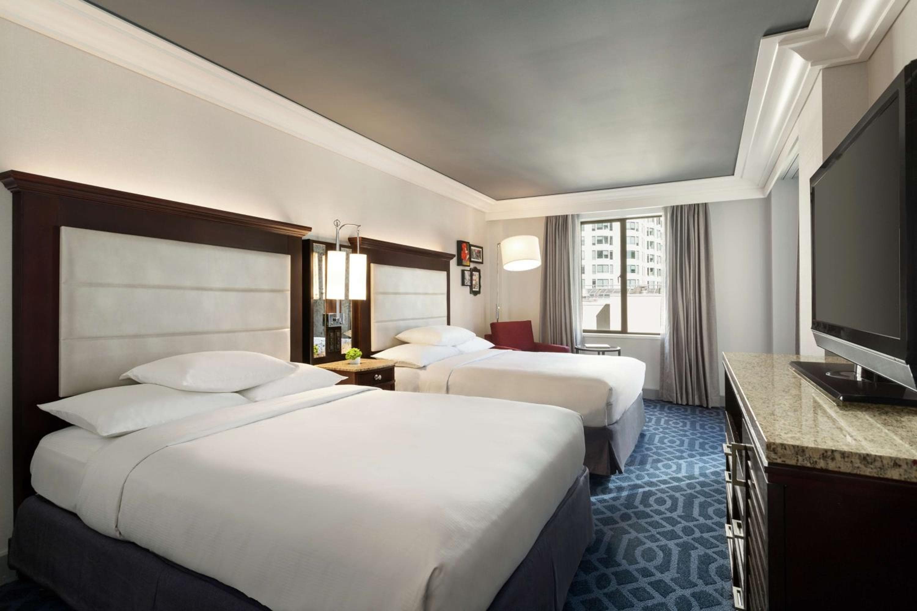 Hilton Dama di Los Angeles — 8
