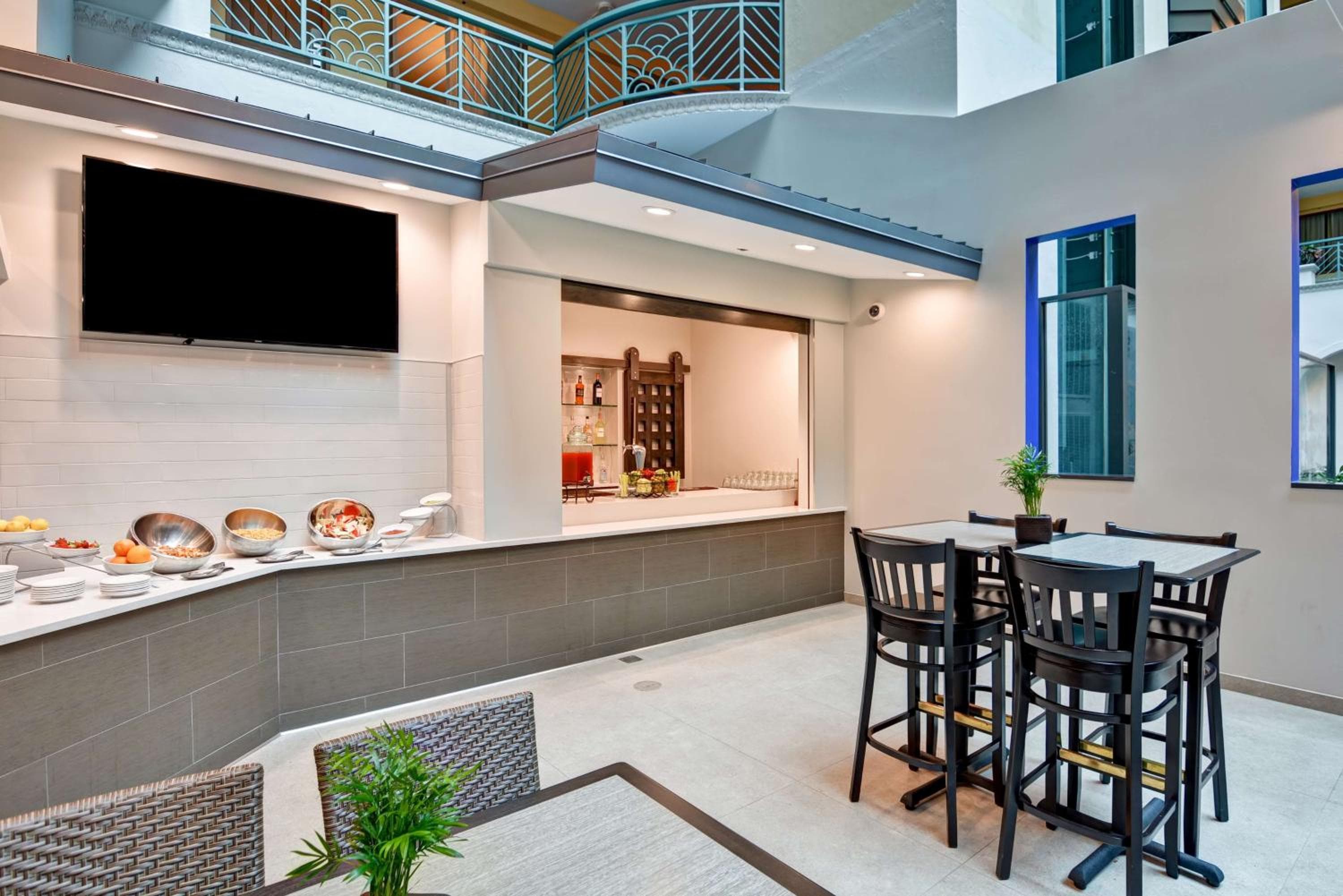 Embassy Suites by Hilton Miami International Airport — 7