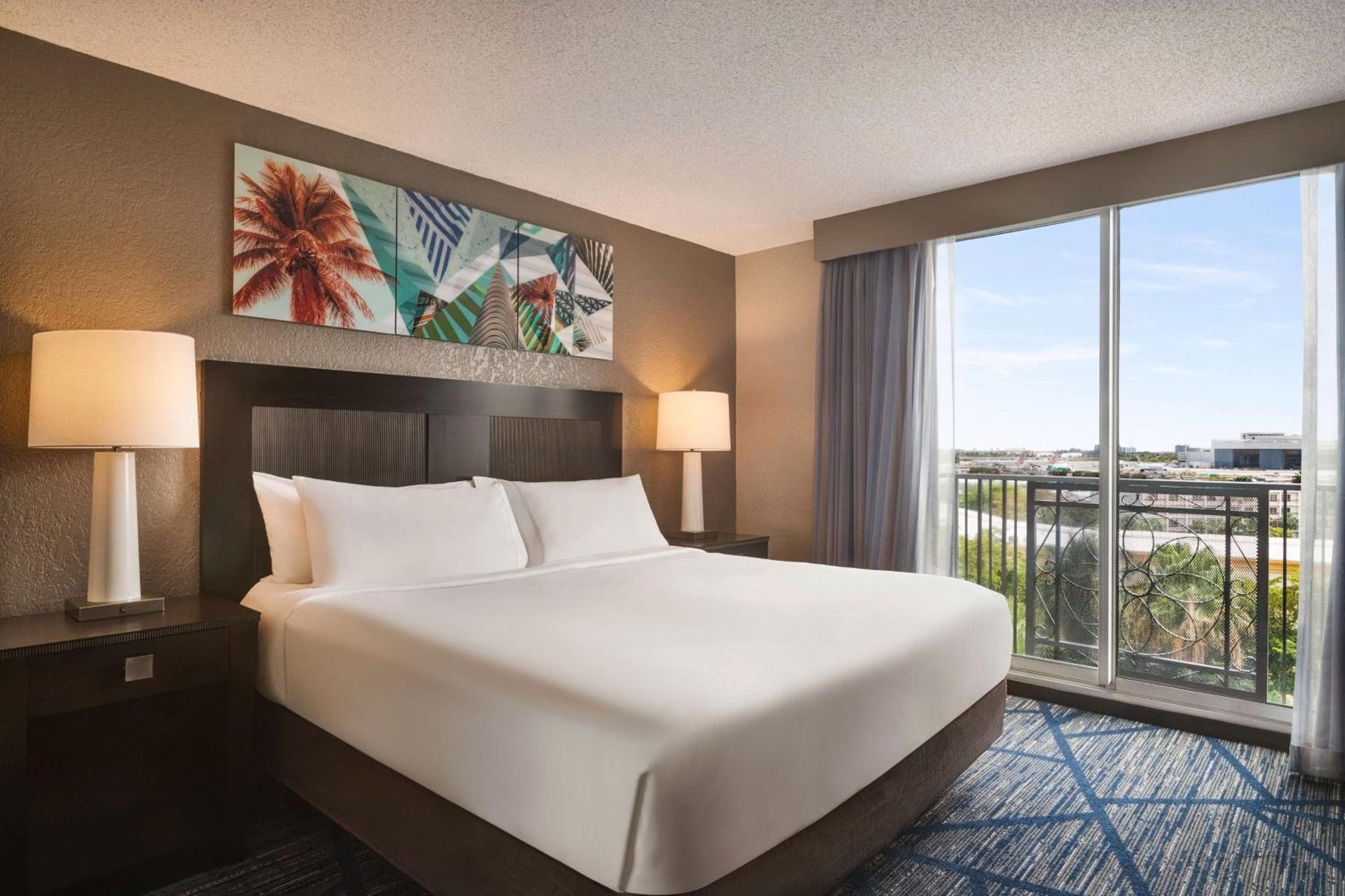 Embassy Suites by Hilton Miami International Airport — 10