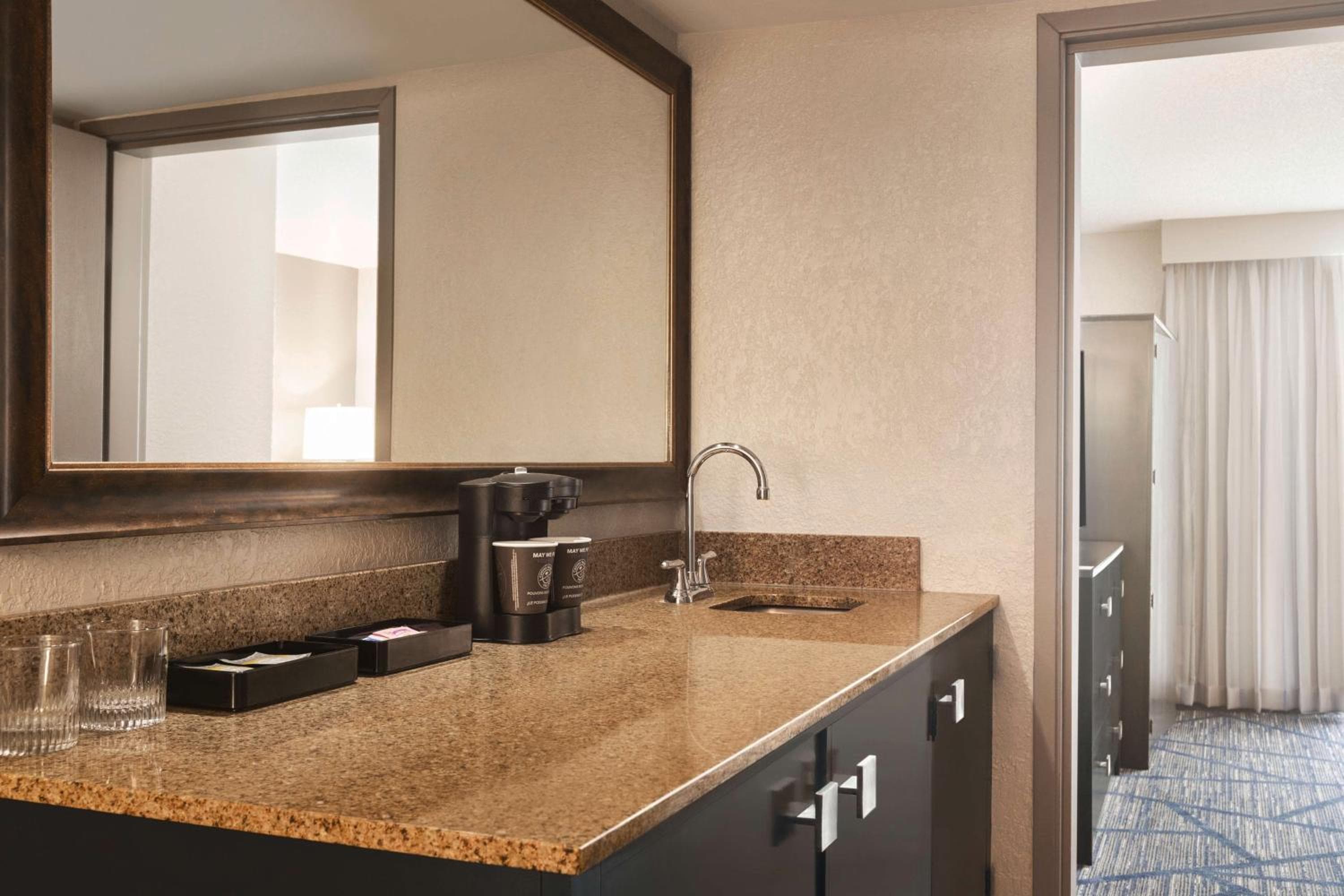 Embassy Suites by Hilton Miami International Airport — 7