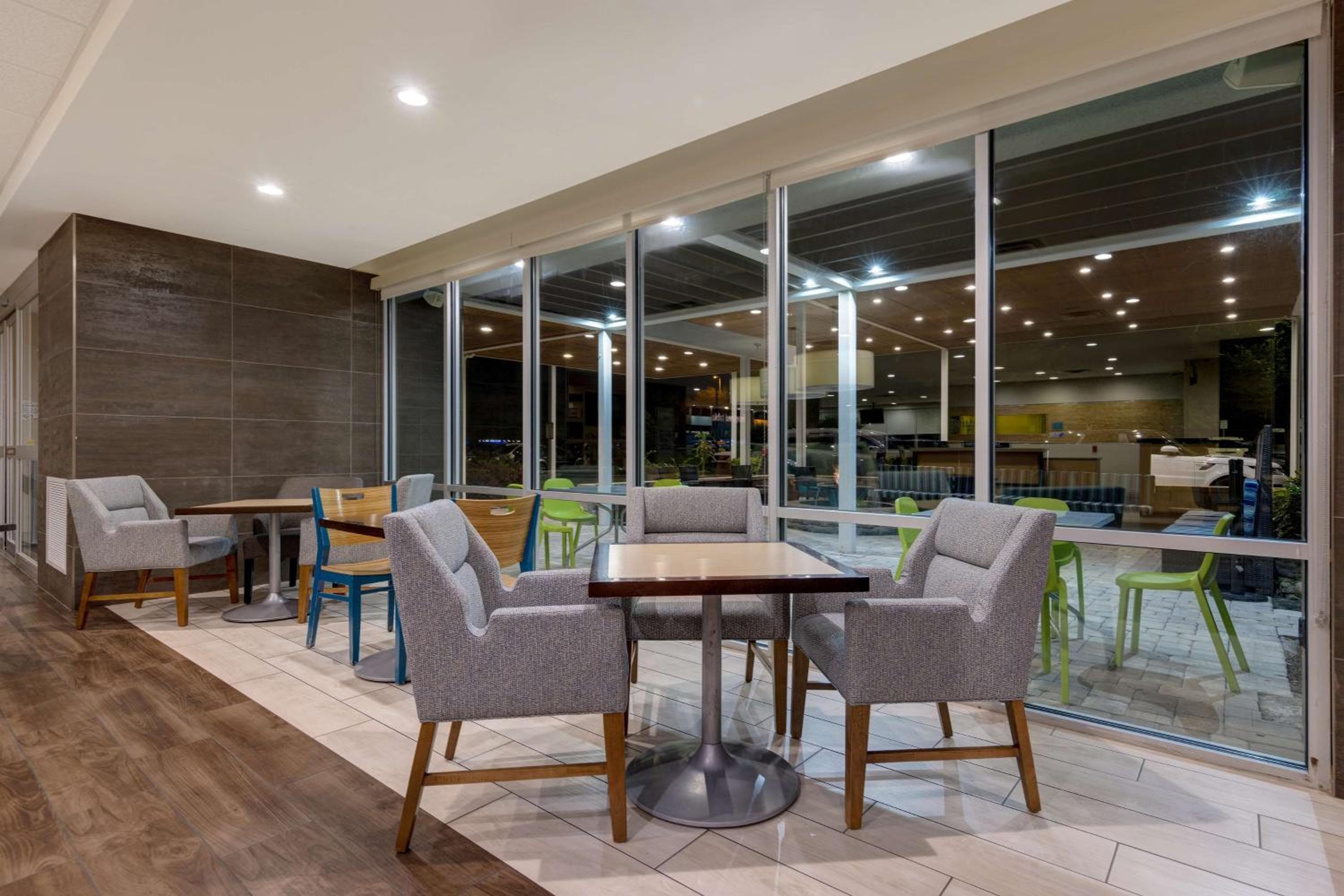Home2 Suites by Hilton Orlando International Drive Sur — 12