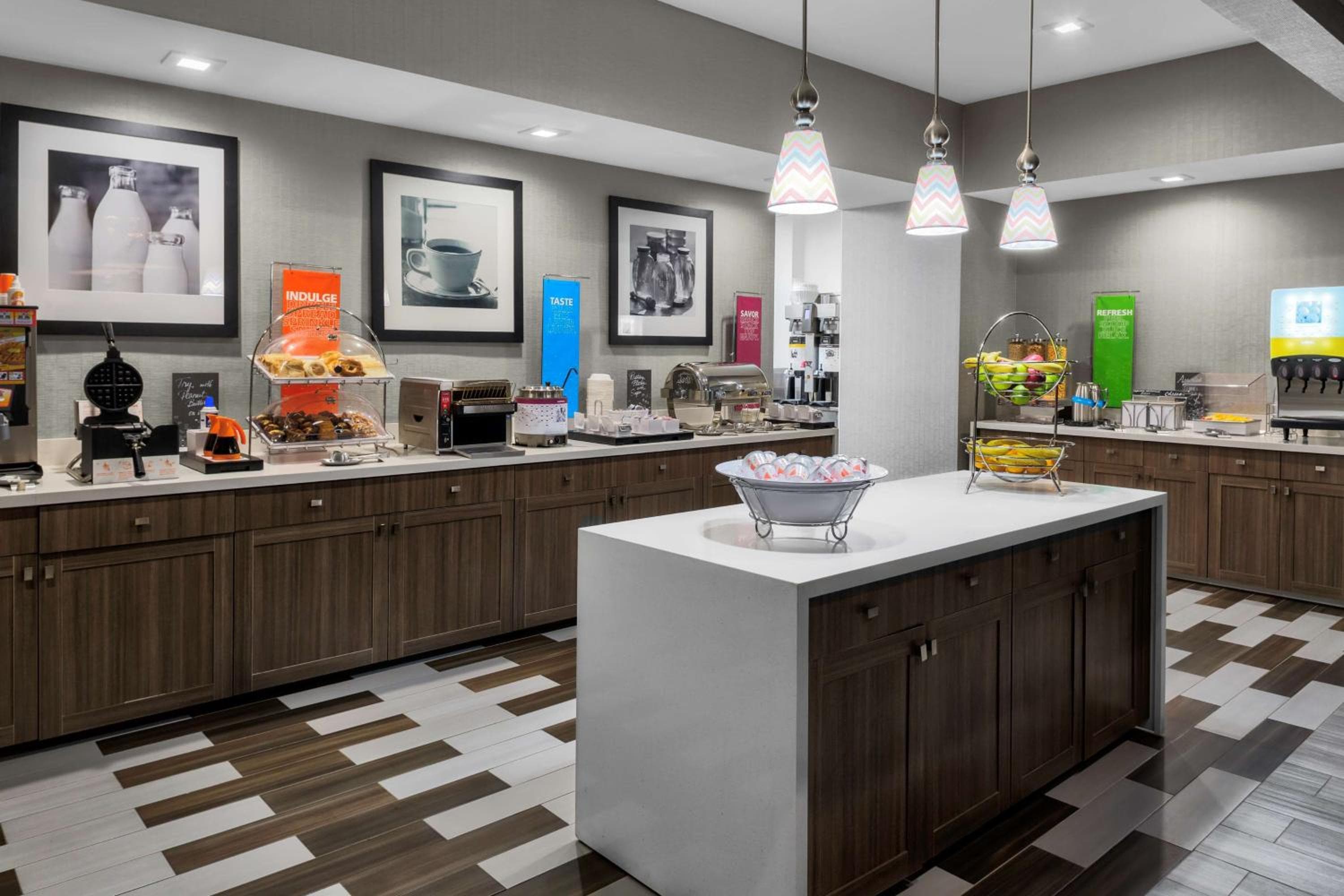 Hampton Inn & Suites Los Angeles/Hollywood, CA — 7
