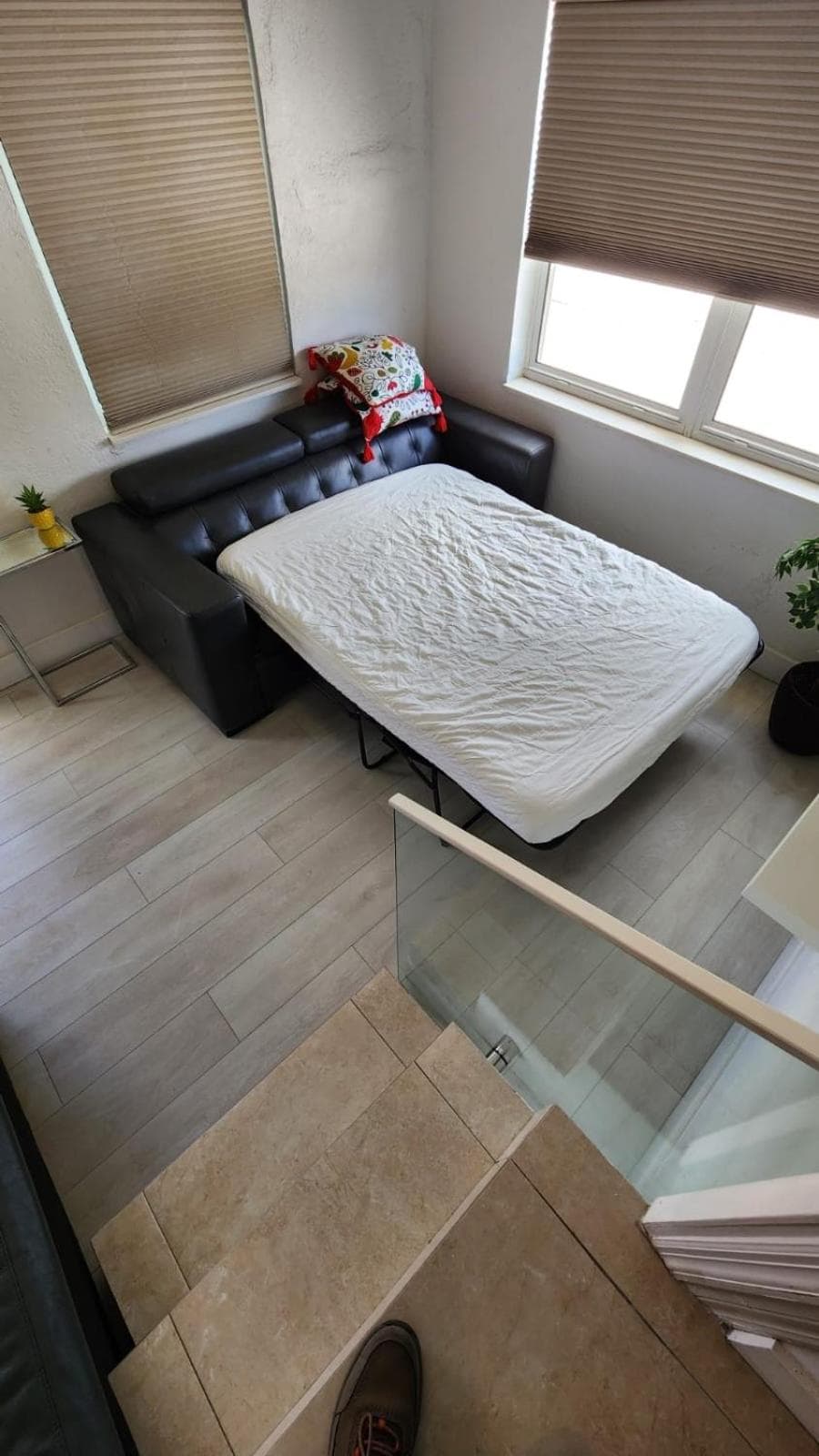 Comfortable modern apartment- central location. — 13