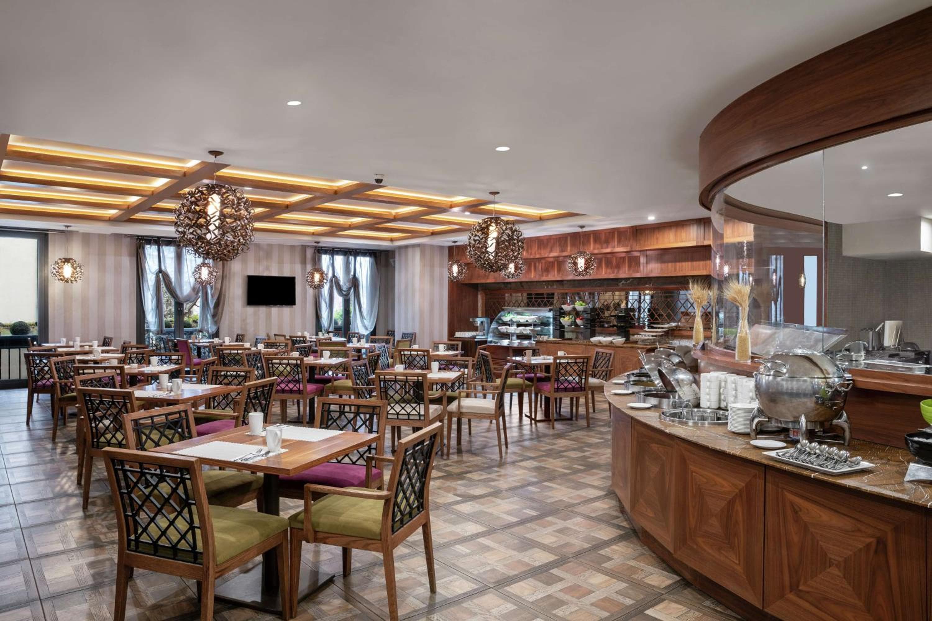 DoubleTree by Hilton Estambul Esentepe — 8