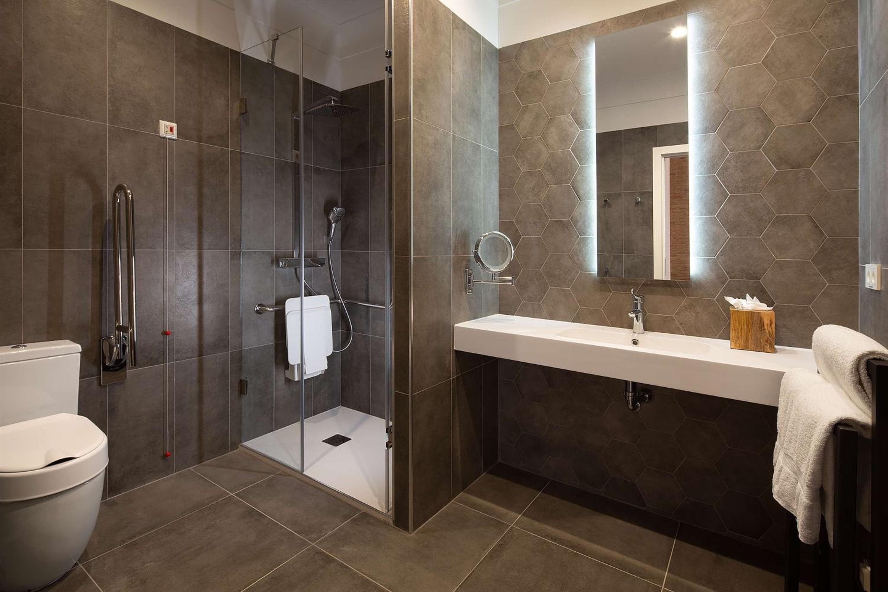 Hotel Atocha Madrid, Tapestry Collection by Hilton — 2