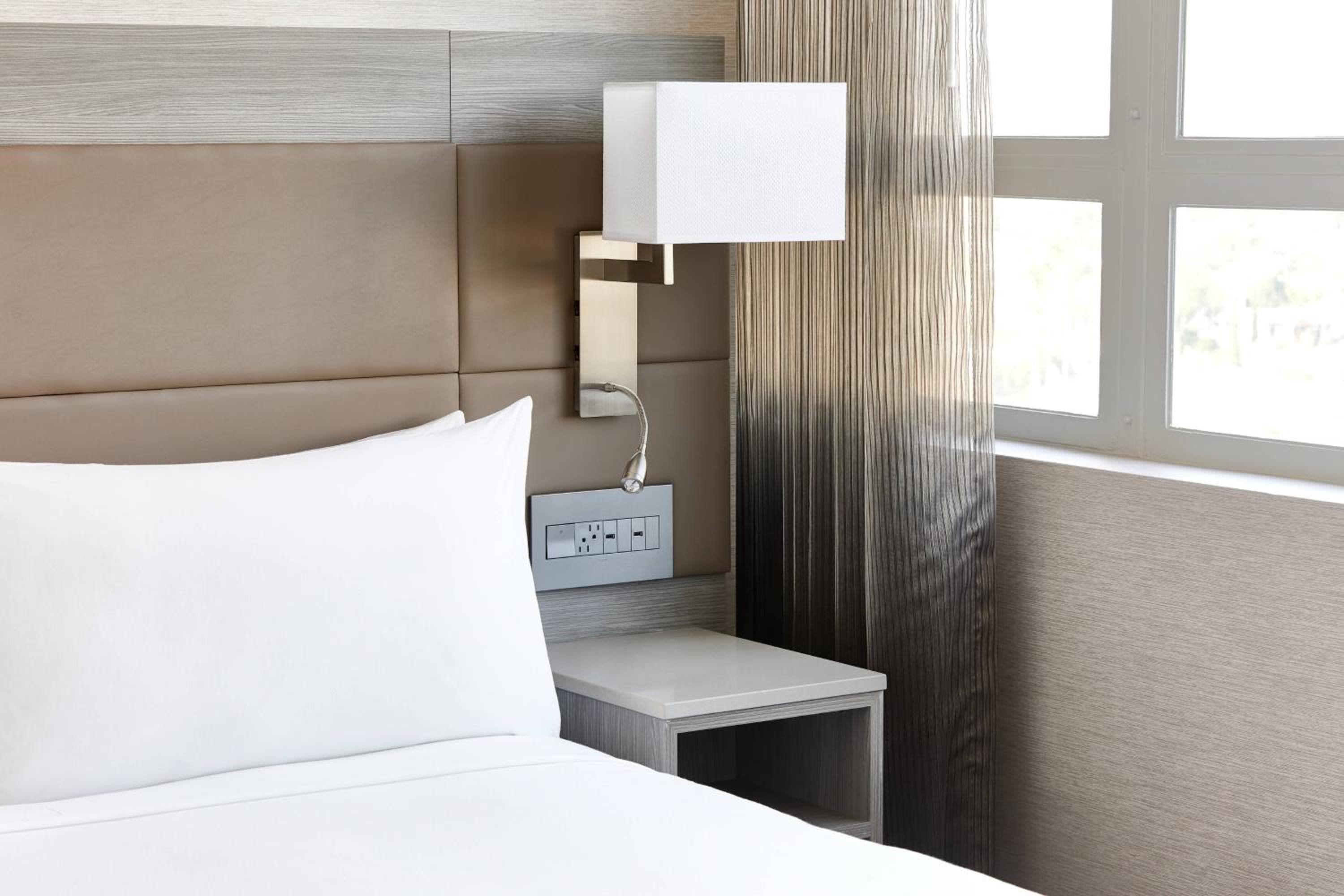 AC Hotel by Marriott Beverly Hills — 18