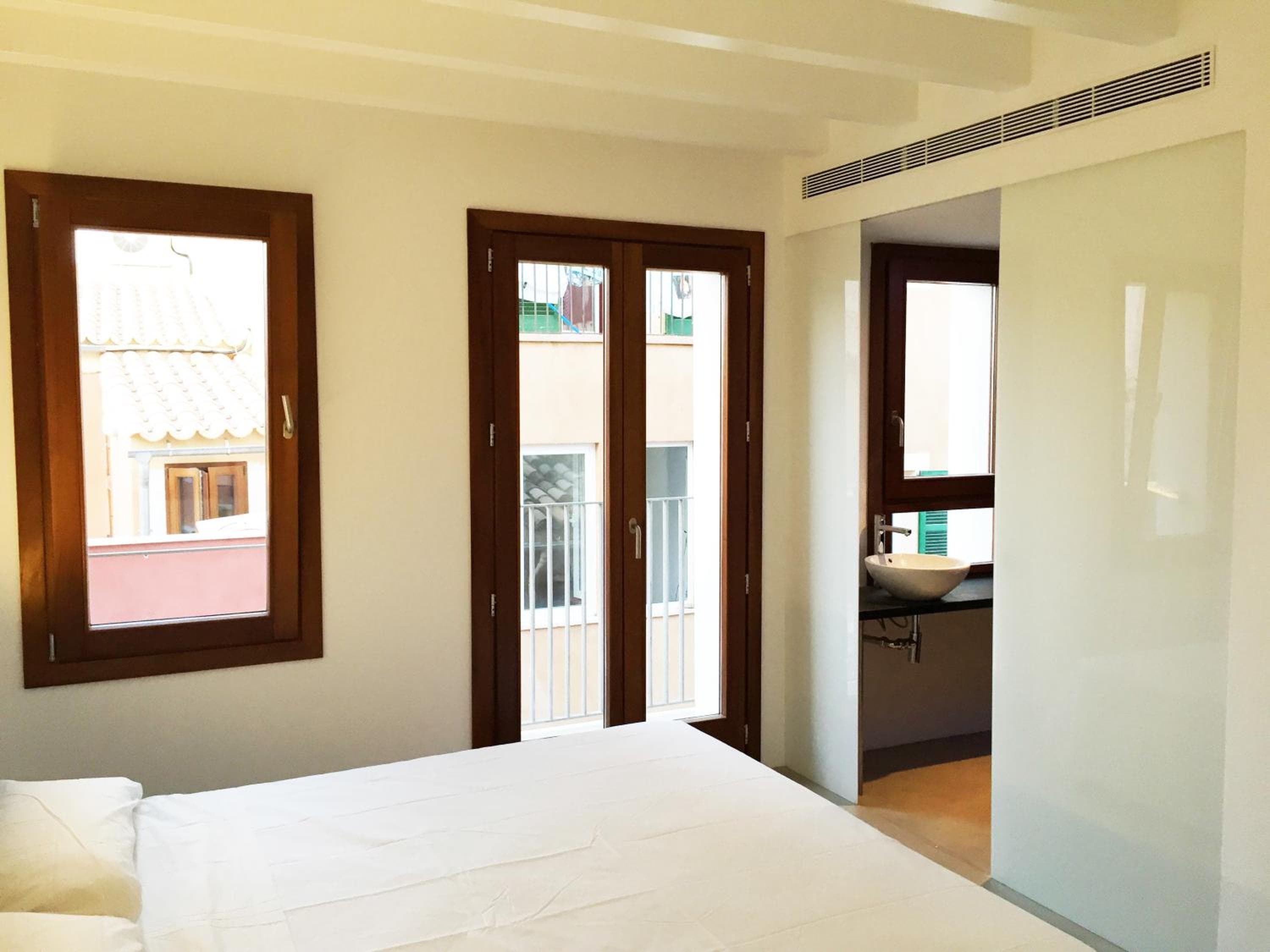 Apartamentos Lonja Suites — 13