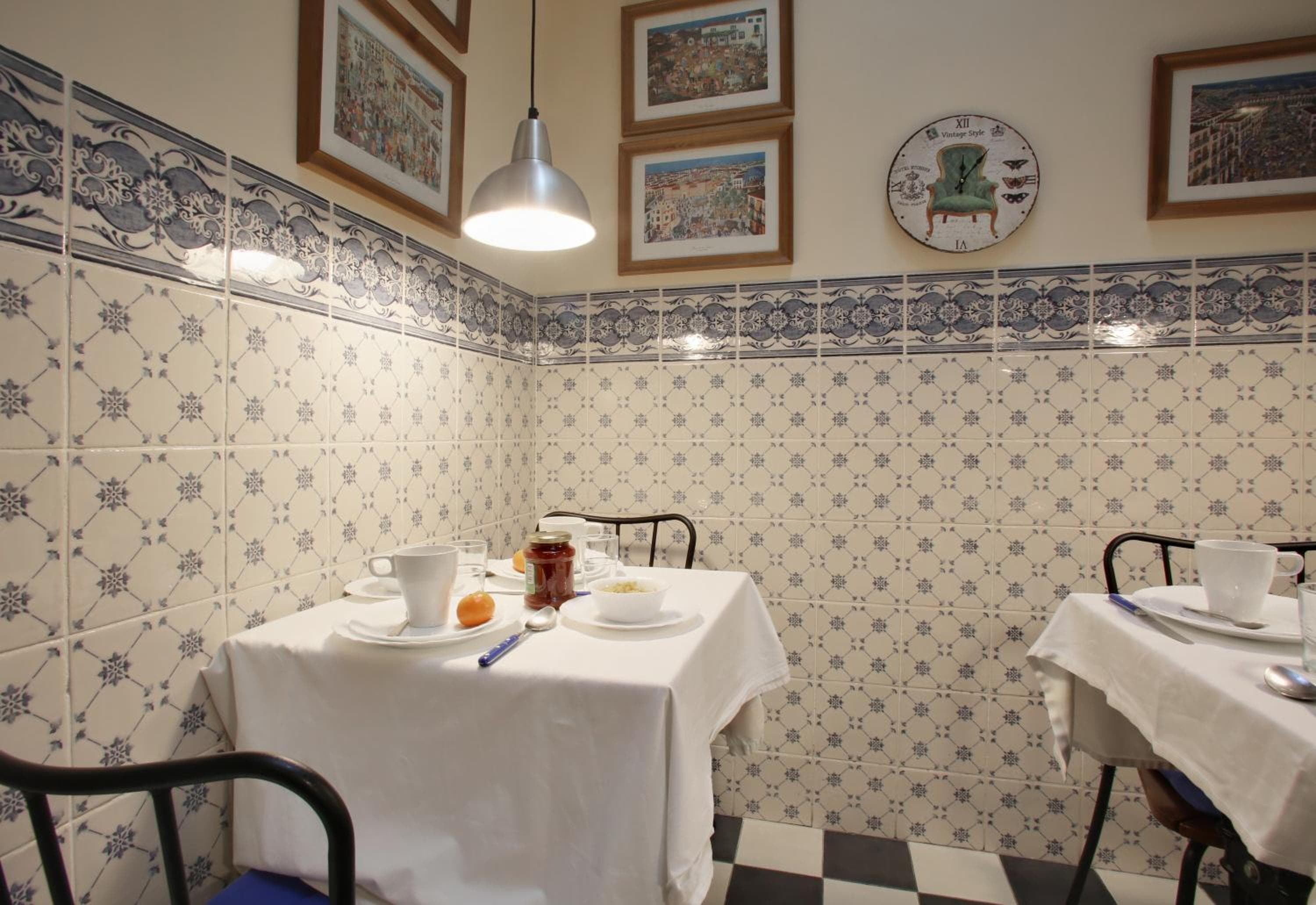 Málaga Lodge Guesthouse — 20