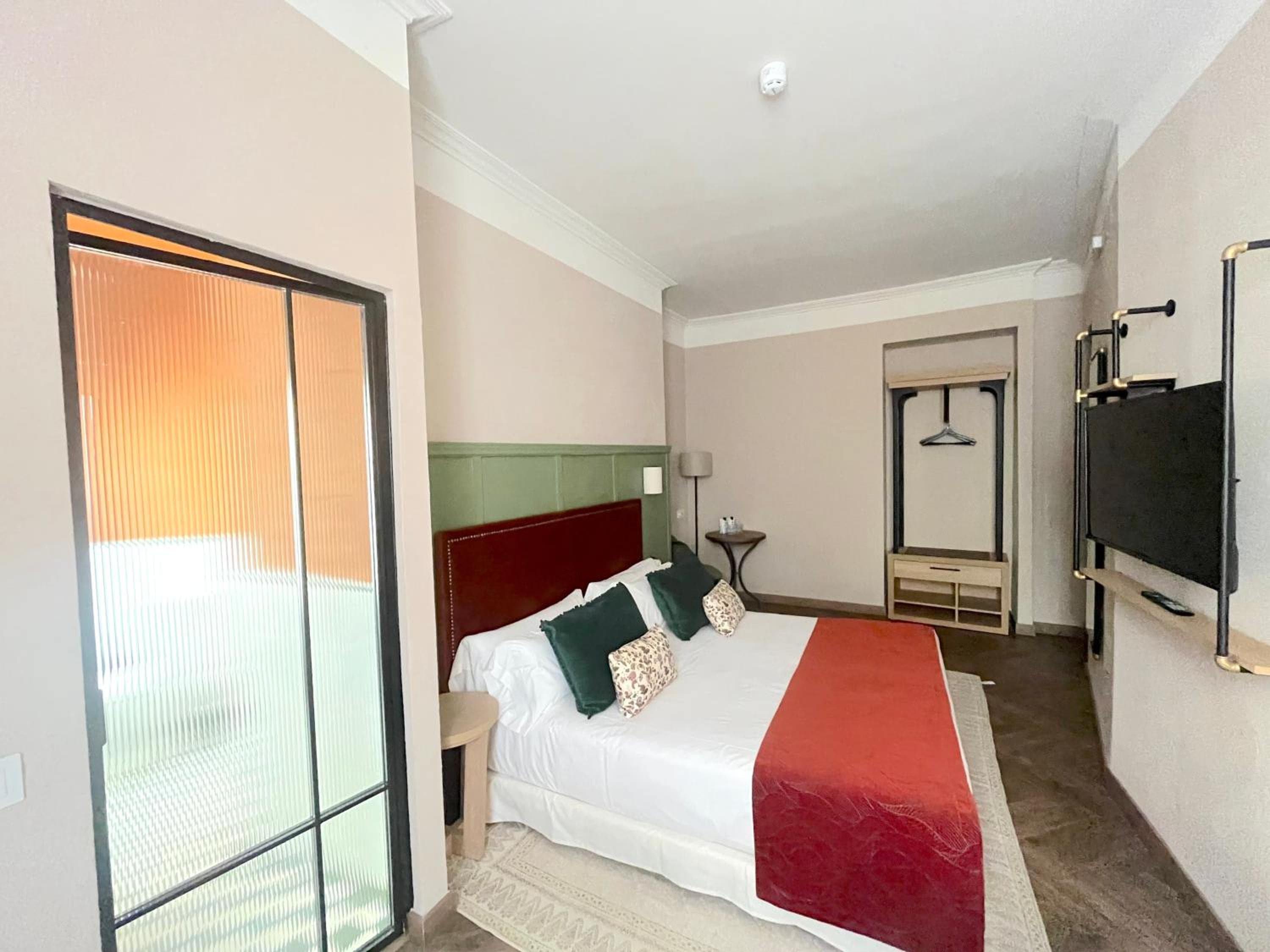 El Hotel Honesto San Pedro — 4