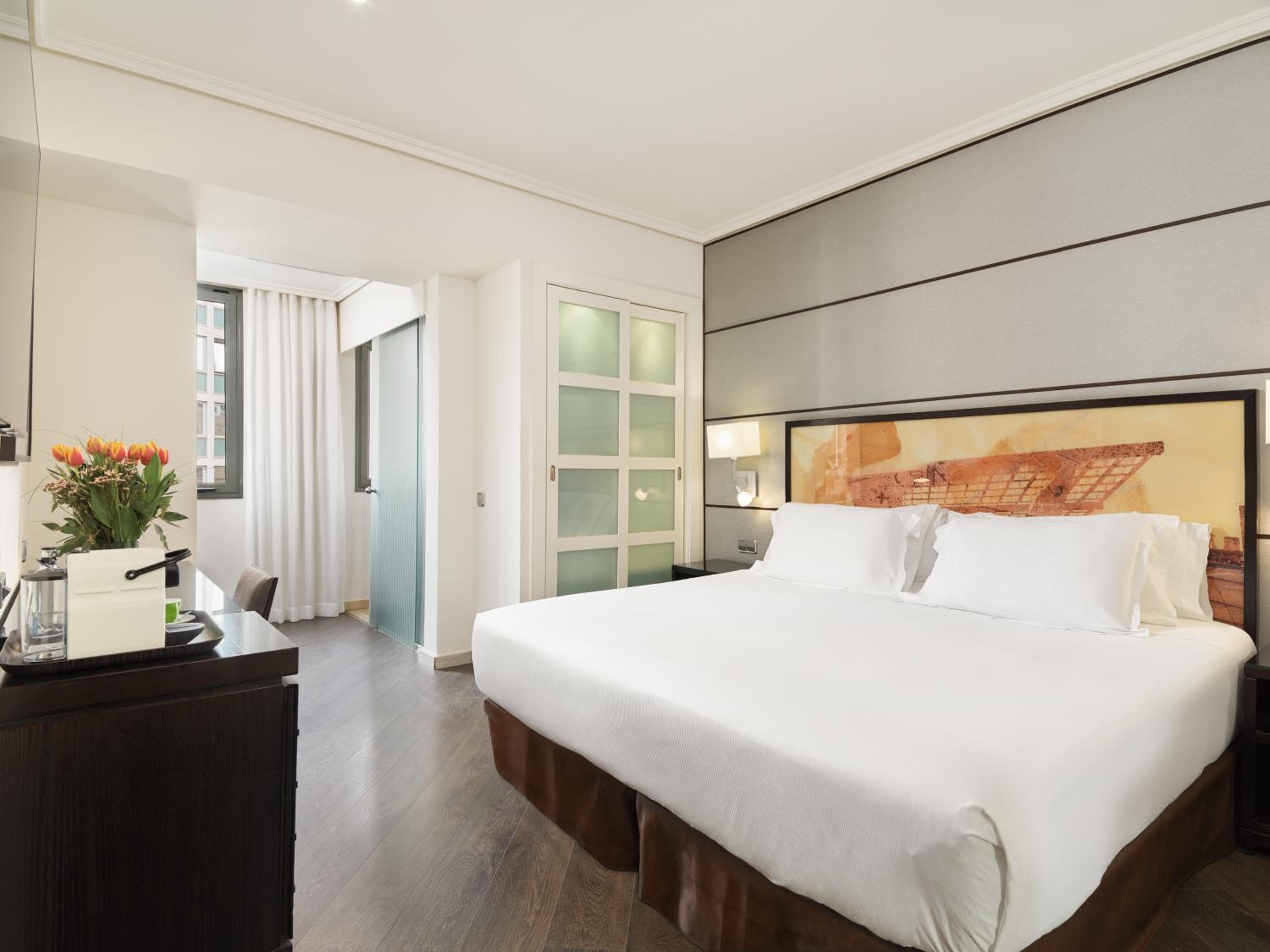 H10 Universitat — 22